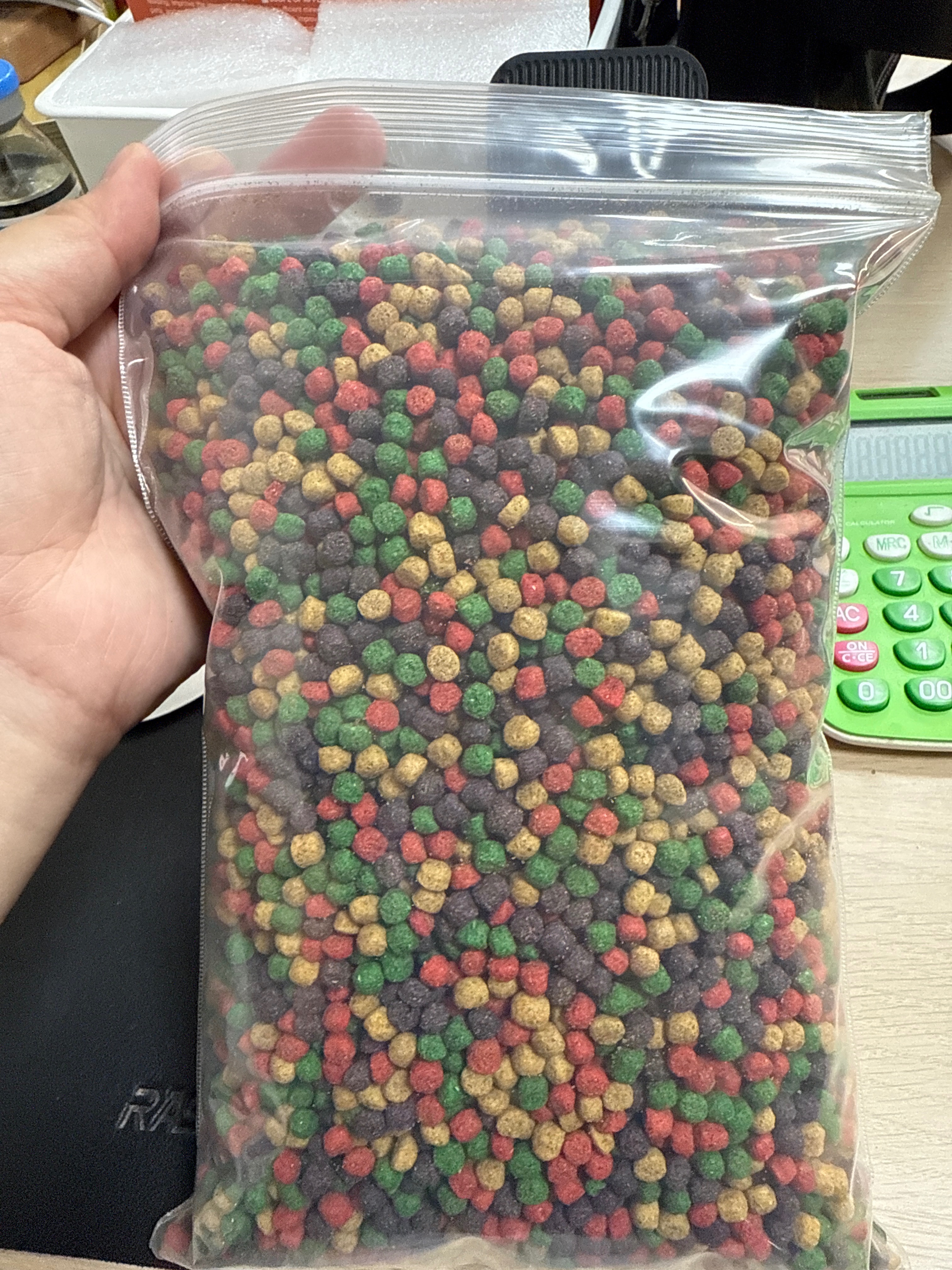 彩色飼料 700克