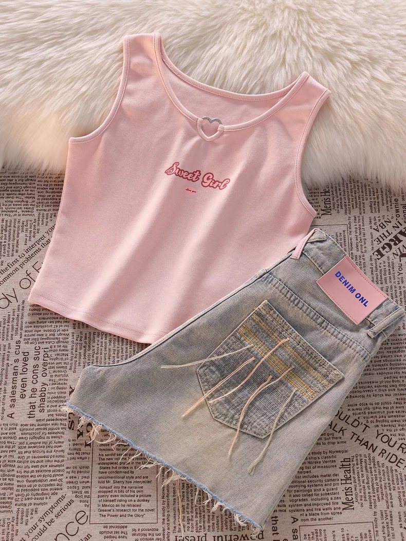 公主請收下🩰粉紅泡泡愛心簍空造型削肩背心+設計感粉標牛仔短褲