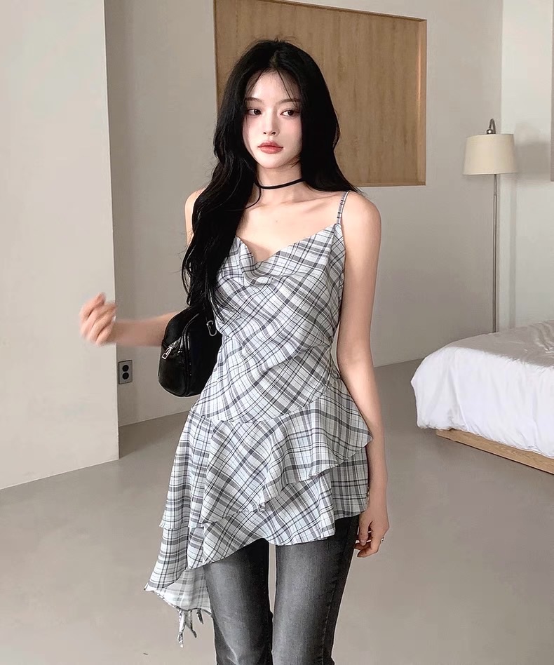 本期推薦💞歐膩設計感不規則格紋吊帶上衣