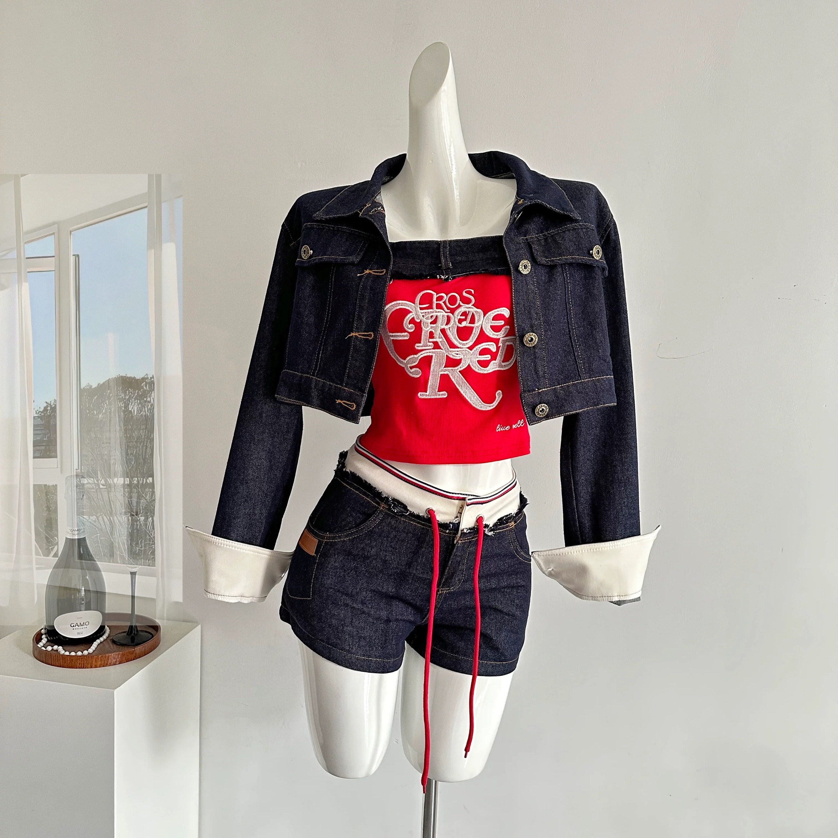 美式女孩👧🏻設計感抹胸+牛仔短褲+重磅牛仔外套套裝