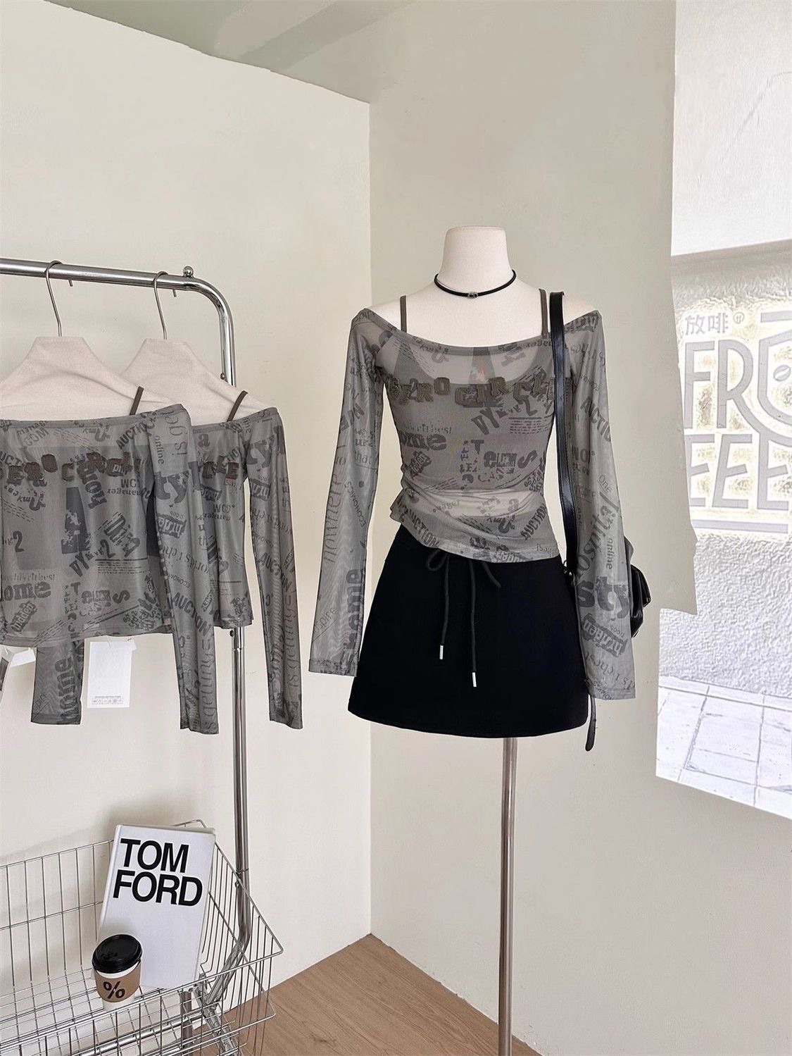 歐美海報字母印花透視感上衣+吊帶（短裙是我們家的休閒短裙//往下滑）