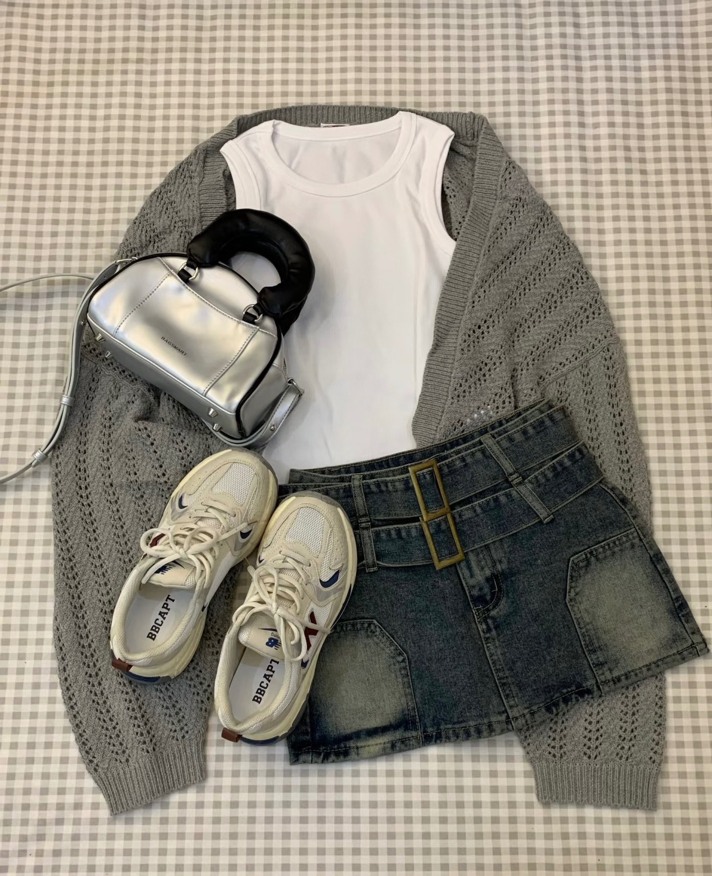 韓系氣質簍空罩衫+削肩背心（含胸墊）+雙皮帶牛仔短裙三件套