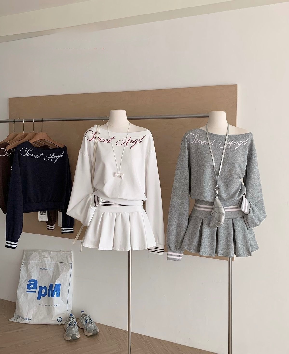 學院風字母印花斜肩上衣+反折百褶短裙兩件套