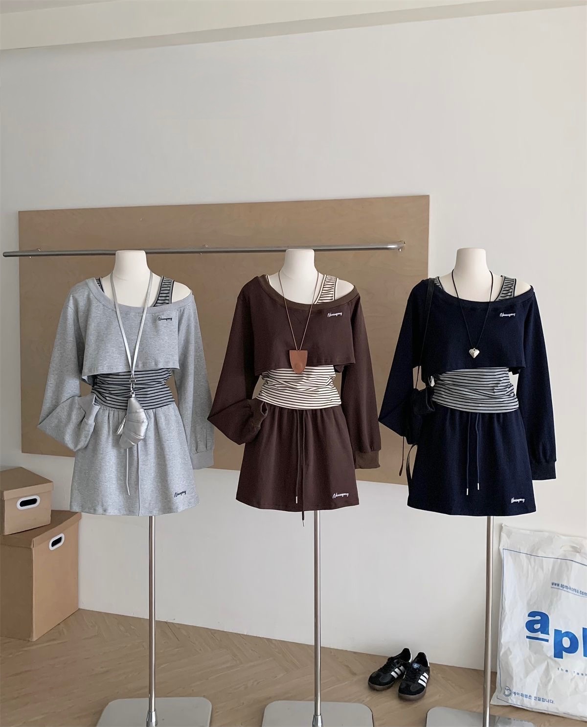 早秋休閒套裝🤎設計感斜肩短上衣+條紋背心+休閒A字短裙三件套裝