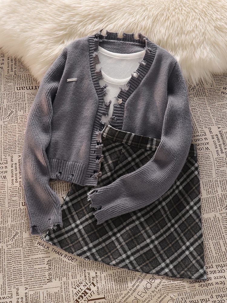 灰色系女孩🩶小花銀釦刷破感針織外套+背心+毛呢格紋短裙三件套