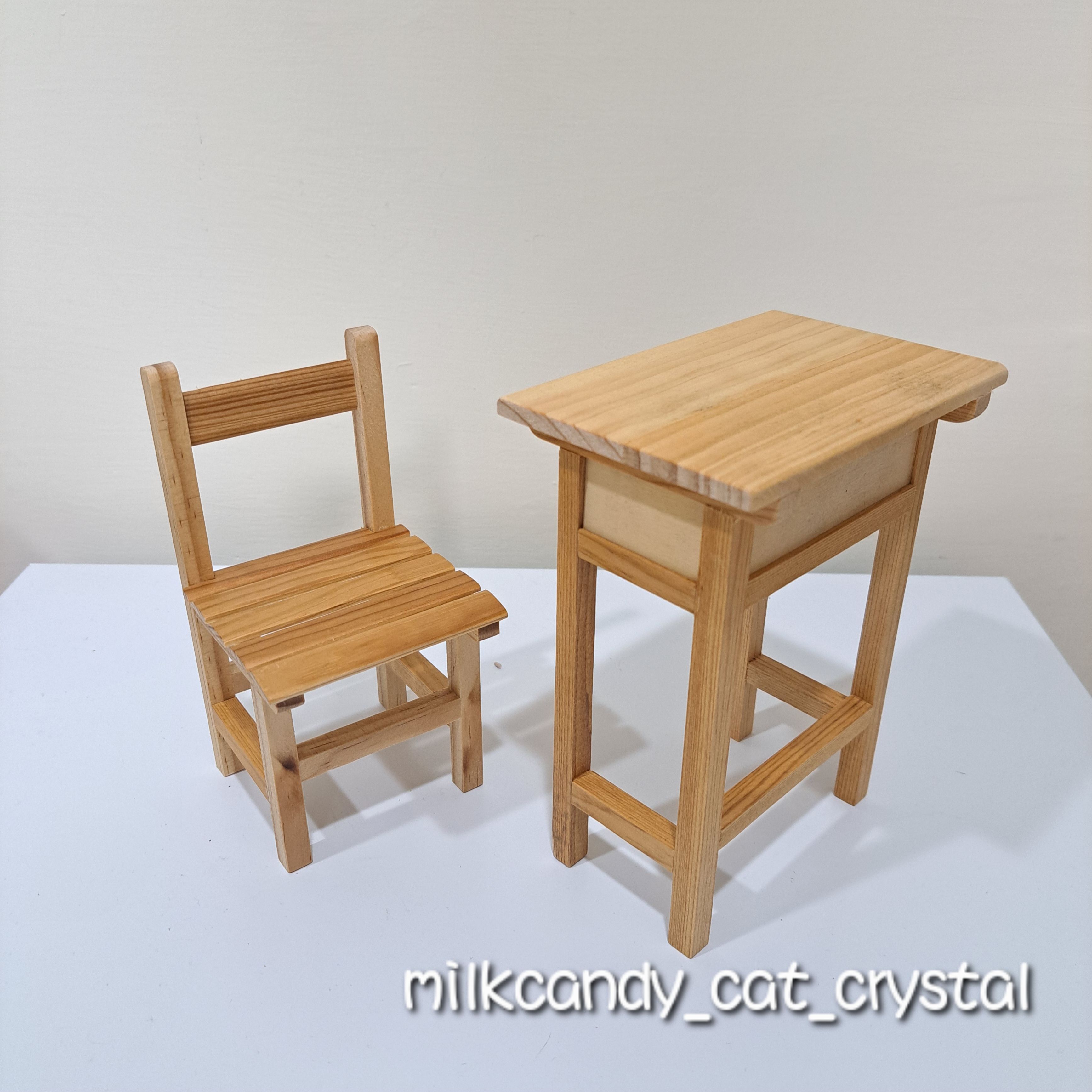 袖珍國中小木頭課桌椅 /作者：我爸