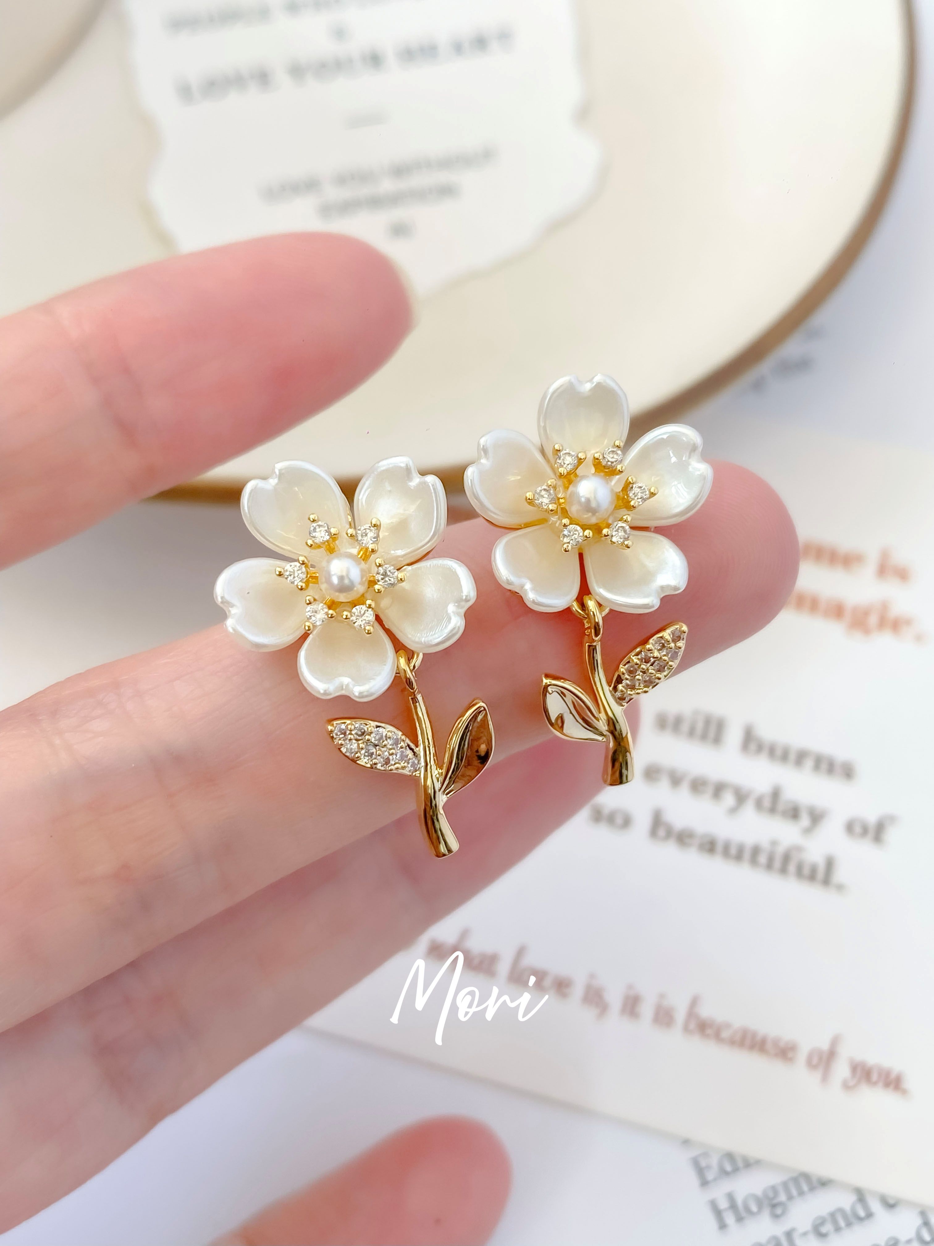 【MORI】白花珍珠耳環｜花朵造型氣質耳飾 春日約會款 小香風風格 韓系優雅