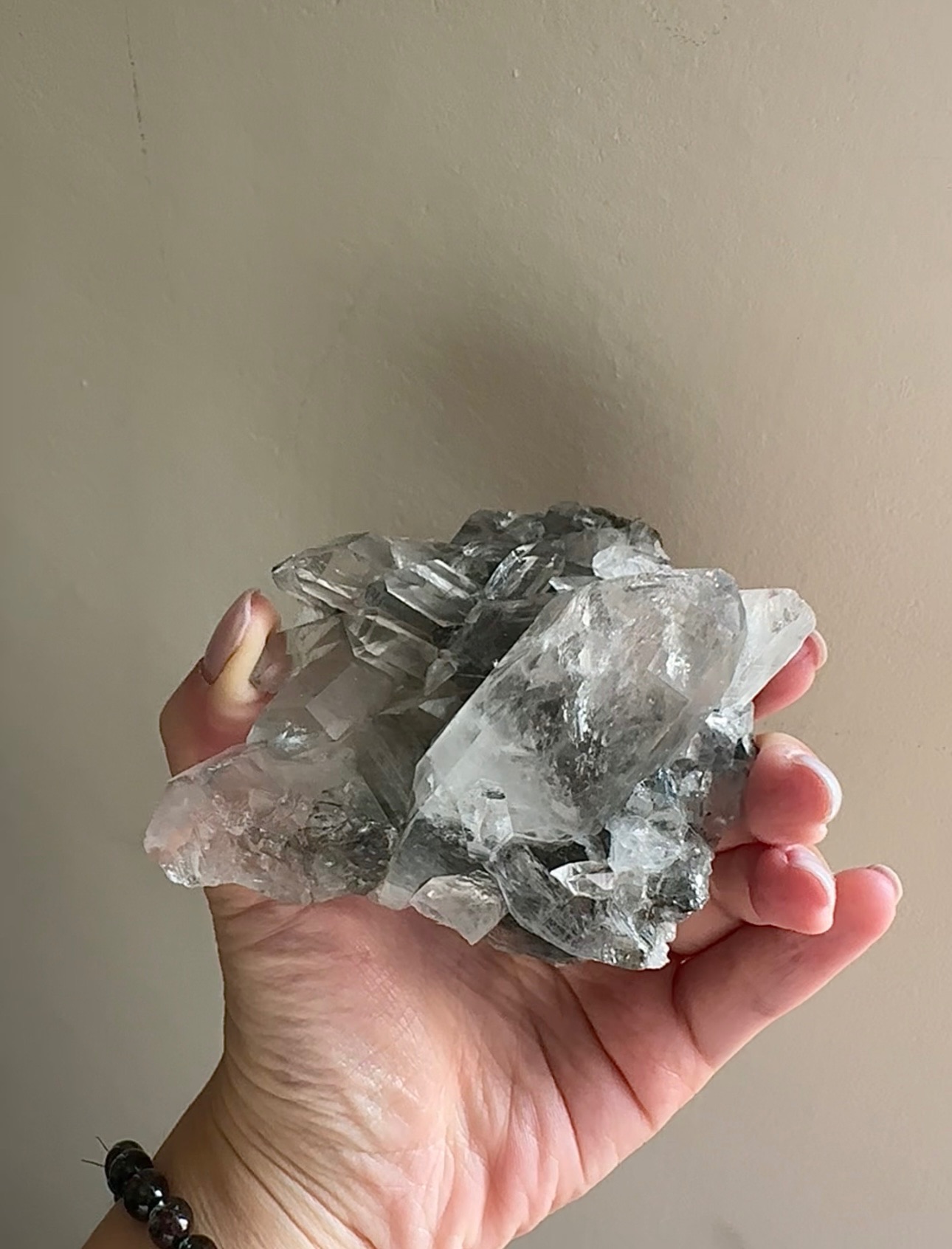 白水晶晶簇帶黑髮晶共生