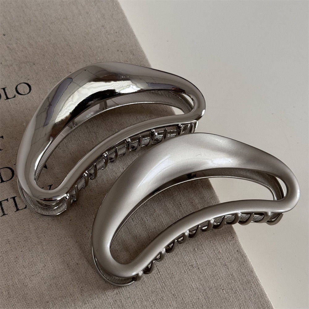 𝗺𝘂𝗺𝘂𝘀𝘁𝗼𝗿𝗲 現貨｜月牙髮夾🌙‧˚