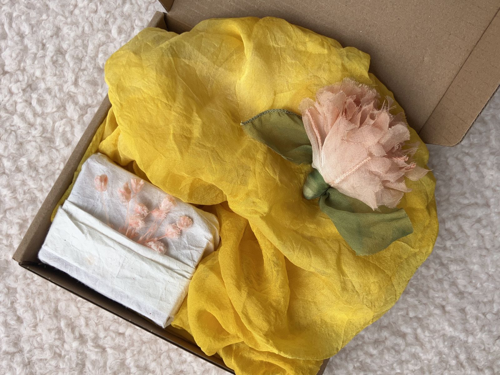 梔子染蠶絲巾＋手工皂禮盒＿預購商品
