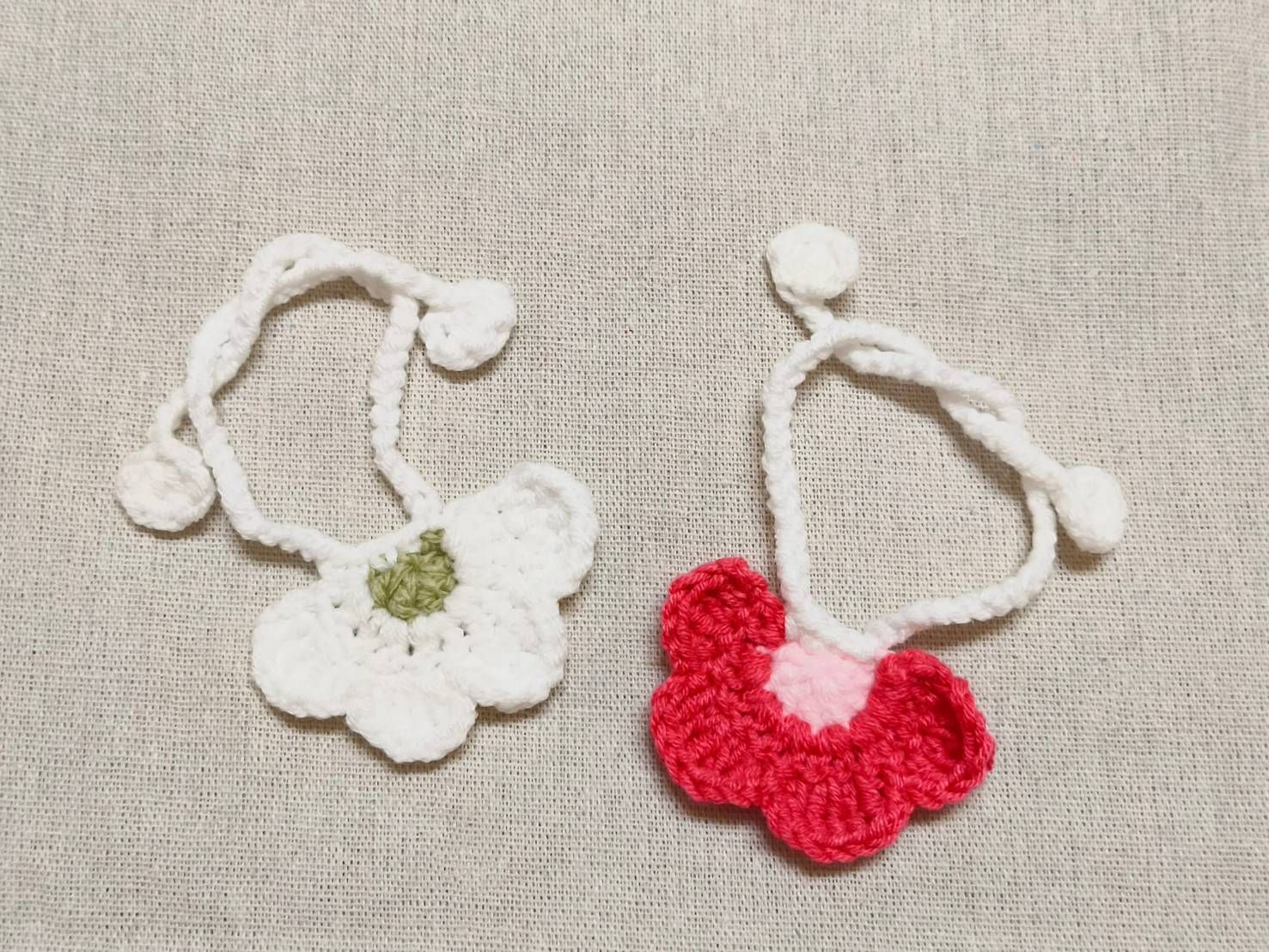 鉤鉤纏｜10公分娃用圍兜 小花系列 毛線