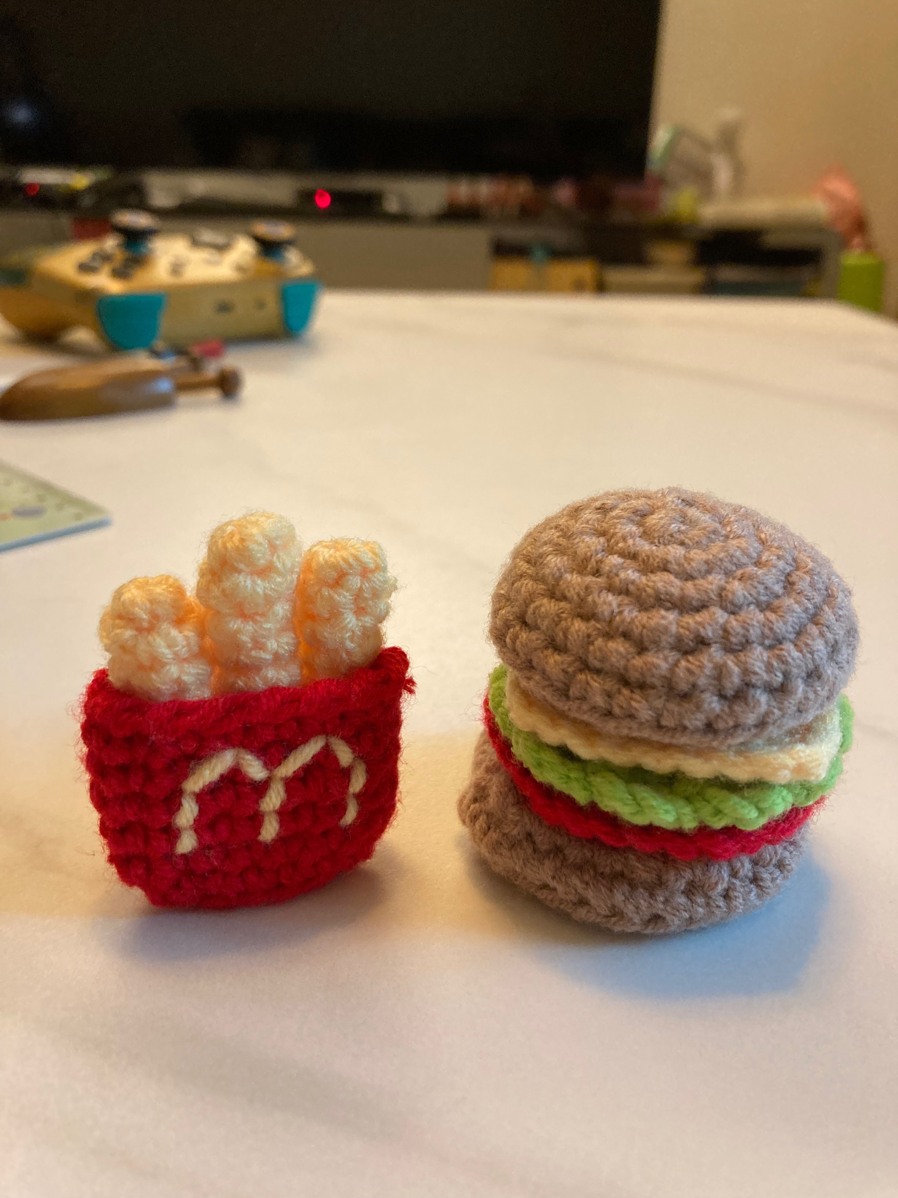 麥當勞套餐（漢堡🍔、薯條🍟）