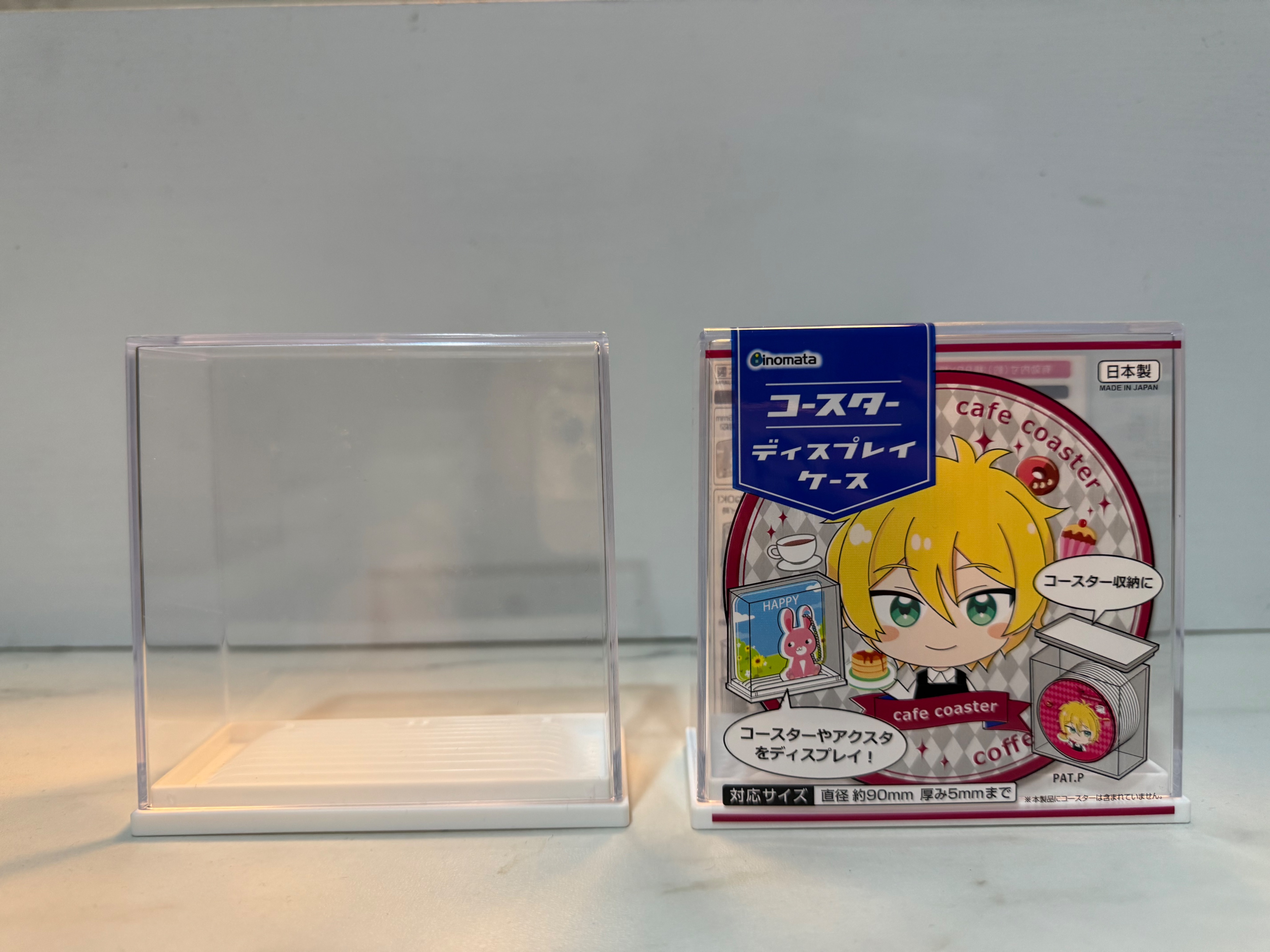 雜物區（大創紙杯墊展示盒、IKEA相框）