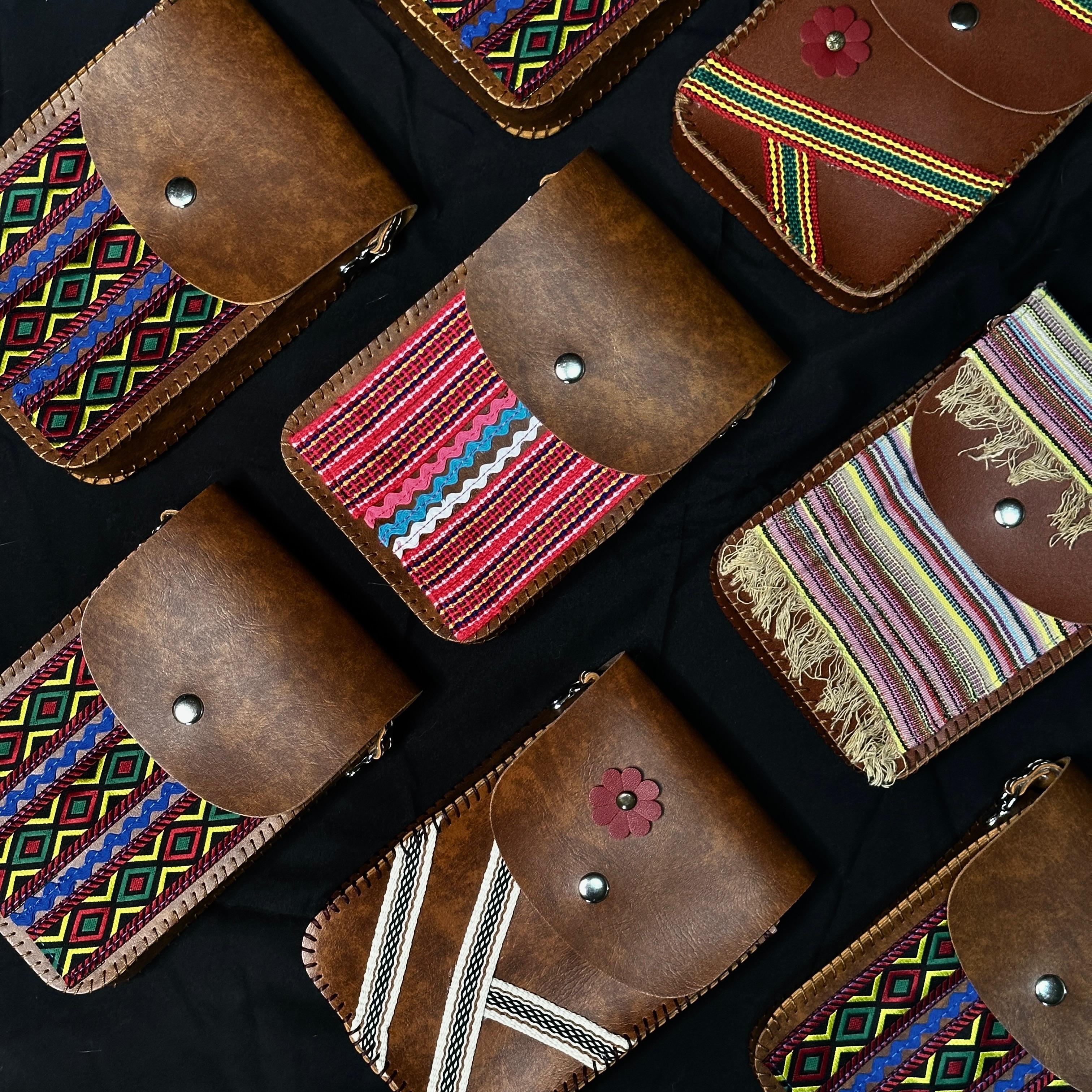 C25051-原住民手工圖騰設計手機包