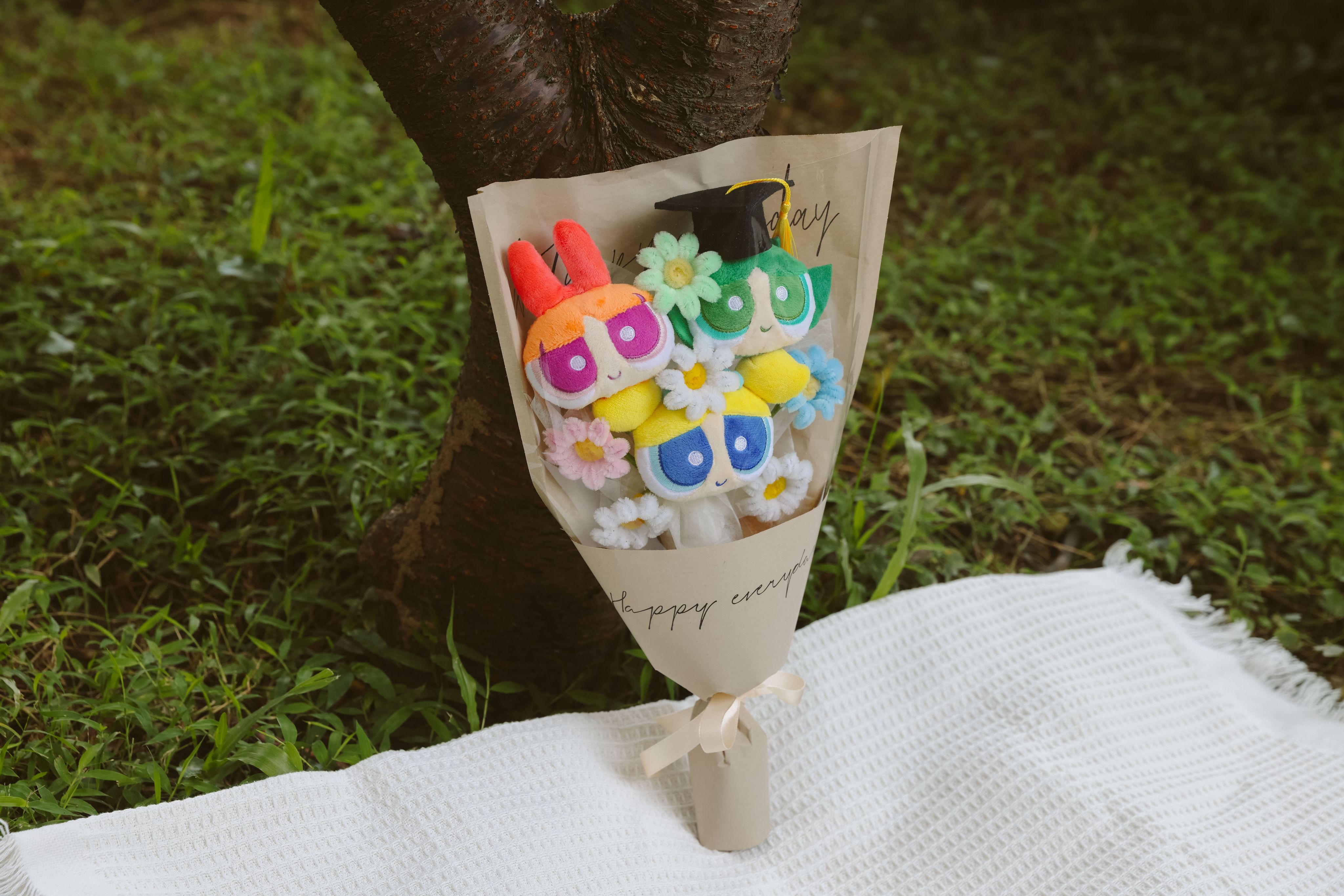 客製化繽紛小女孩 手工毛根花束（預購）（❌無畢業帽）