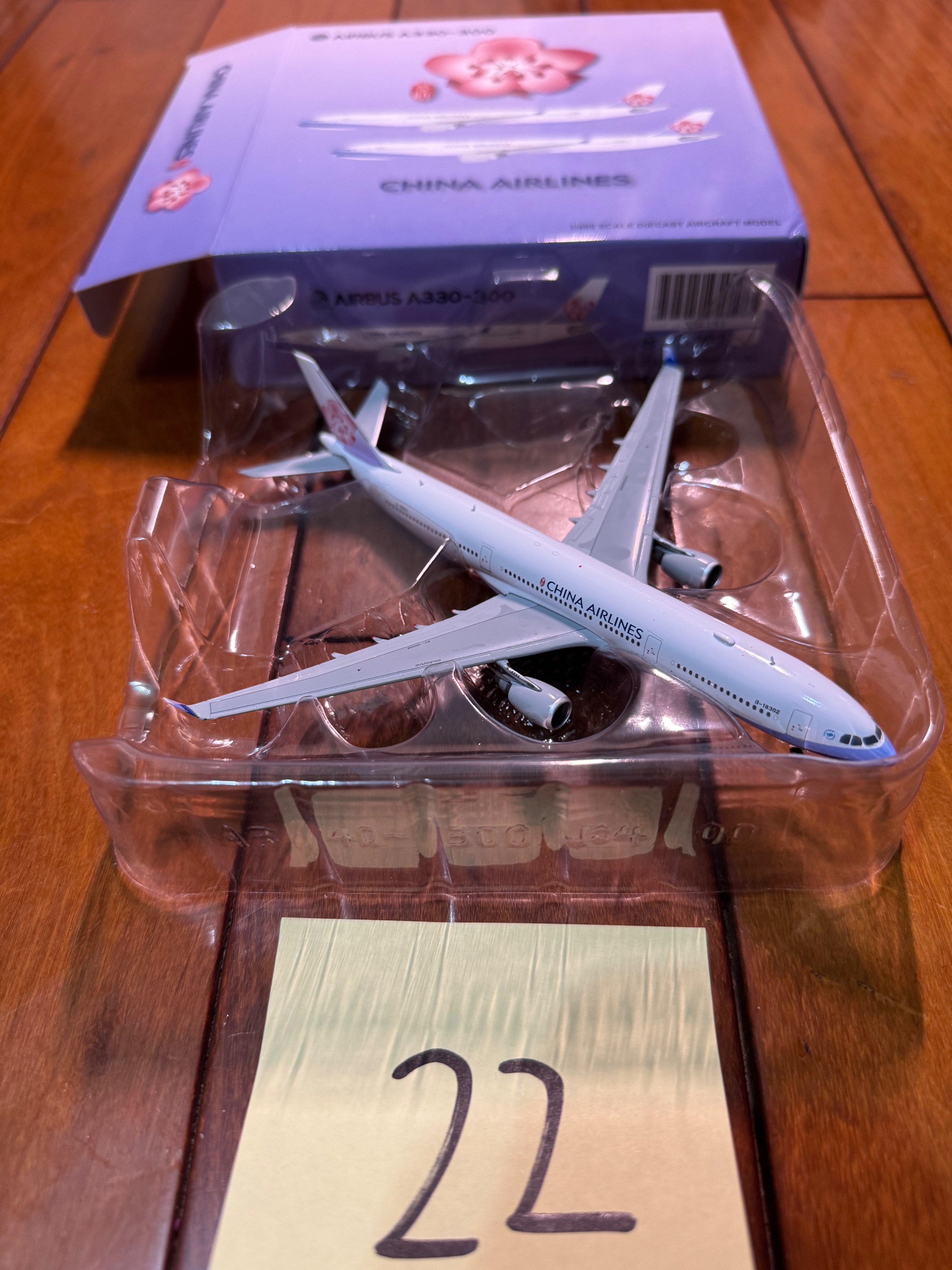 22. JC Wings 中華航空 China Airlines A330-300 B-18302 1:400 售105