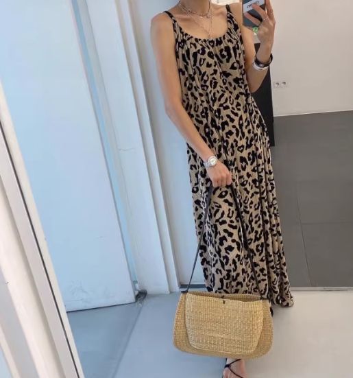 W渡假風豹紋美背吊帶洋裝2色25春0501A09