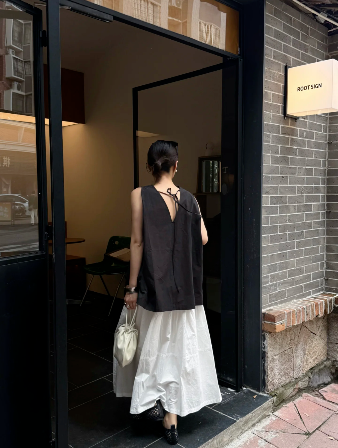 W後綁帶V領黑背心+傘狀白長裙/套裝25春0515F04