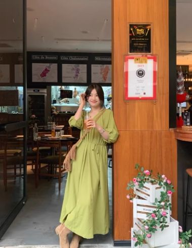 W赫本風V領收腰綁帶皺褶泡泡袖洋裝*2色25春0529A10