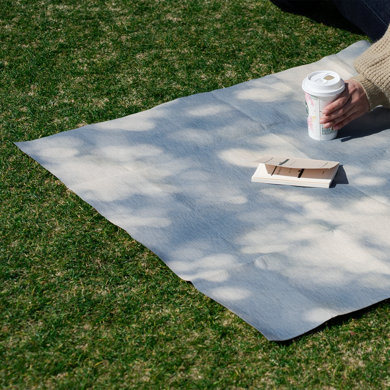 OoKiNi repepa日本代購輕量環保野餐墊 陽光樹影 櫻花 銀杏 山 條紋 再生紙材質 防水耐用好收納 擺拍背景