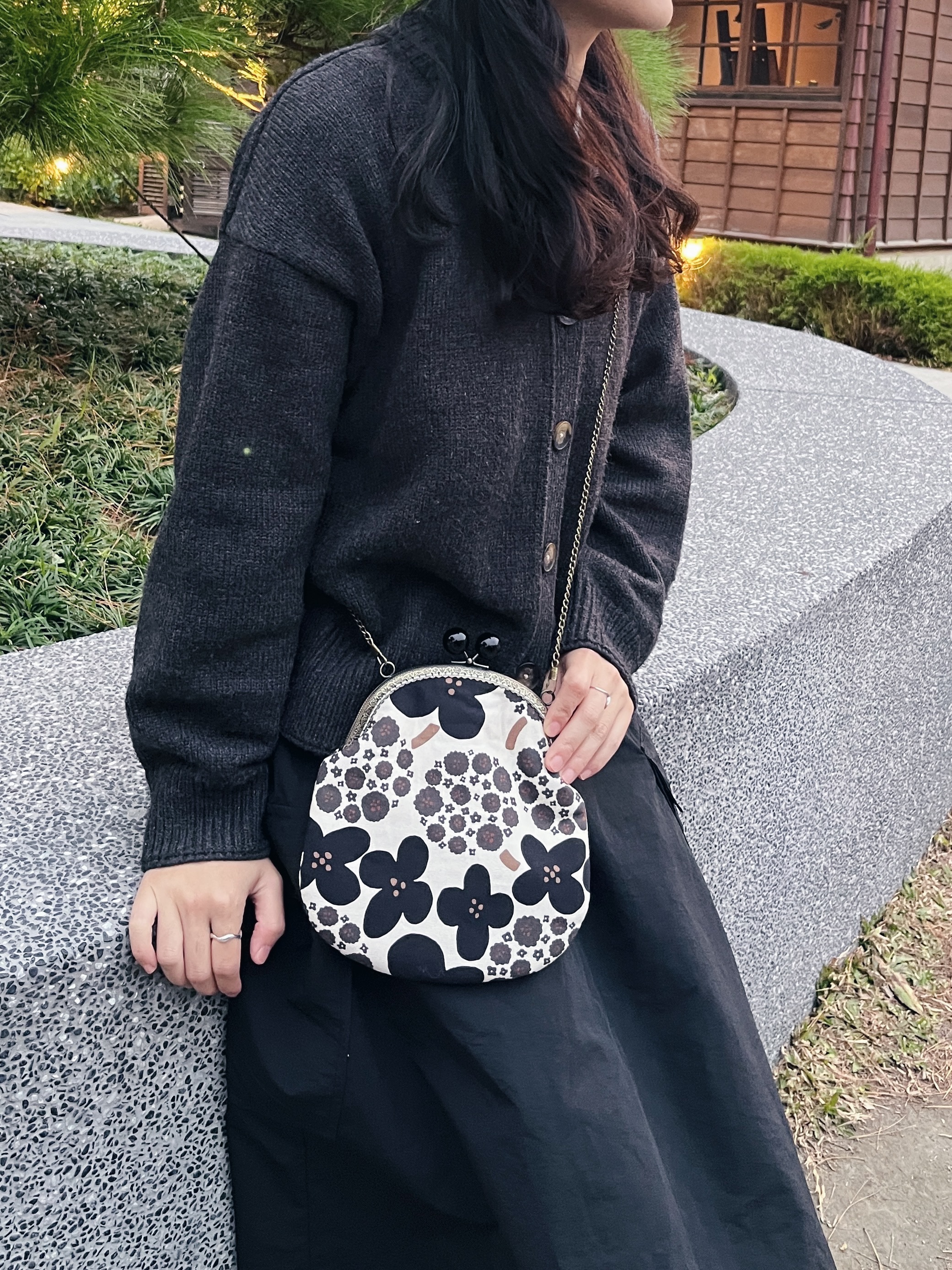 |黑黑灰灰的花| 斜背鏈條口金包