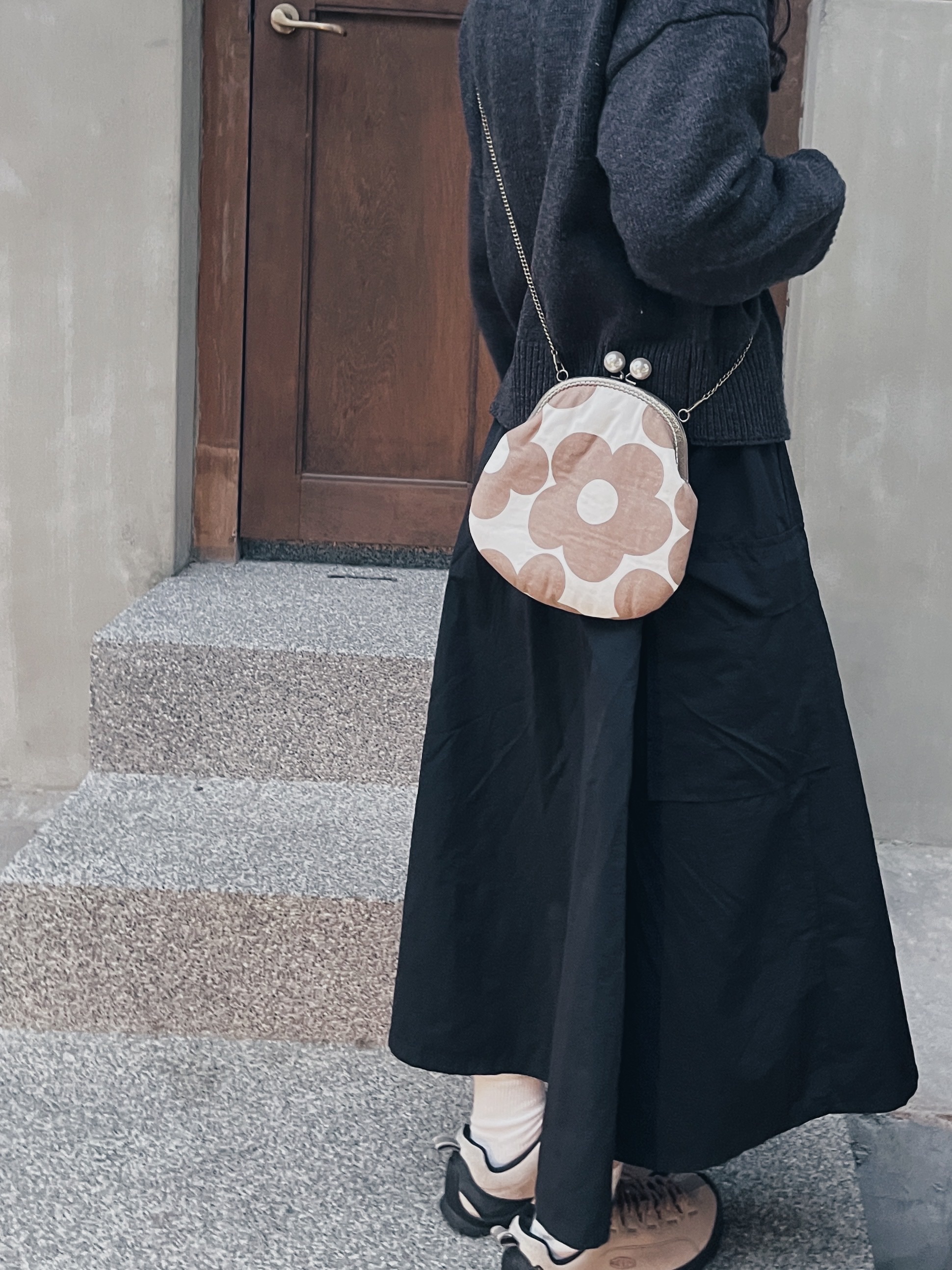 |簡約大花 奶茶色| 斜背鏈條口金包