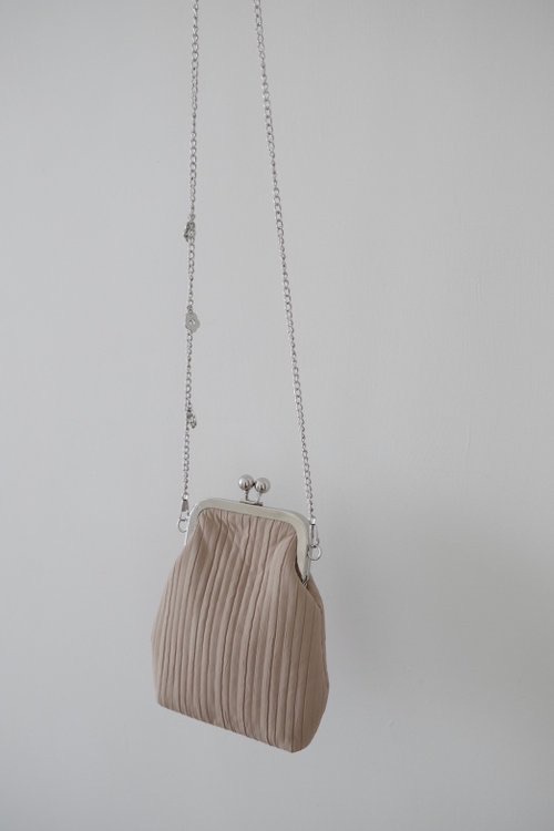 |咖啡拿鐵| 小花釦背鍊 質感拿鐵色系 直壓紋口金包