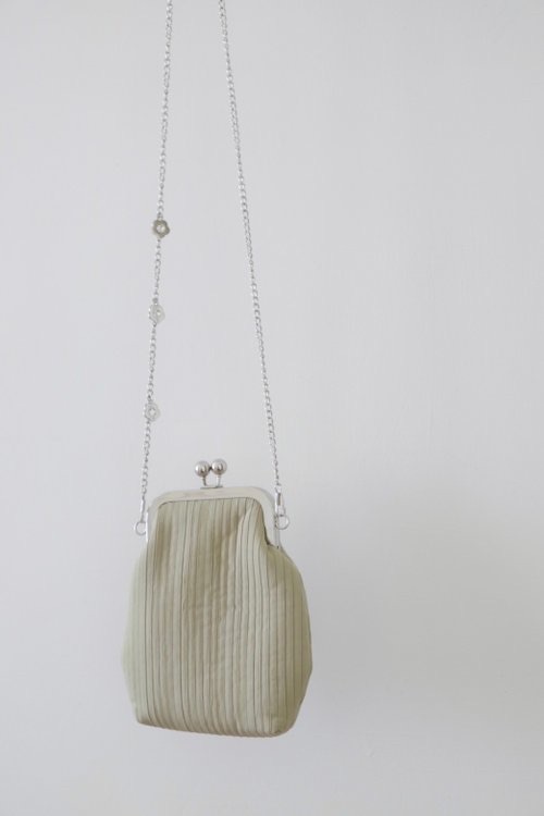 |抹茶拿鐵| 小花釦背鍊 質感拿鐵色系 直壓紋口金包