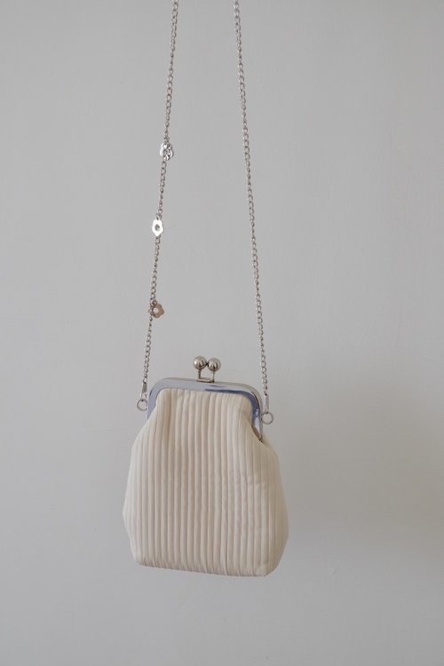 |燕麥拿鐵| 小花釦背鍊 質感拿鐵色系 直壓紋口金包