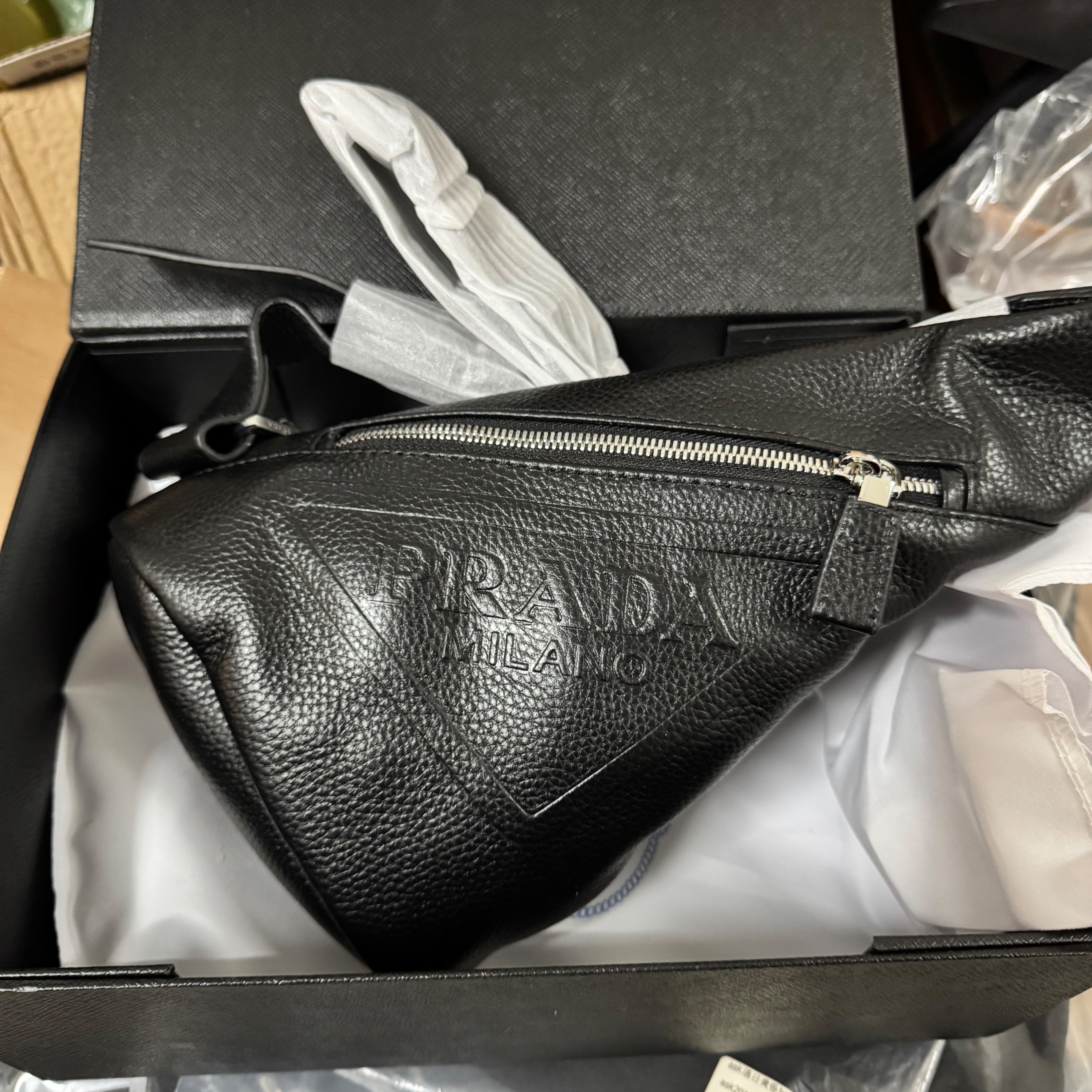 Prad皮質三角壓紋小包