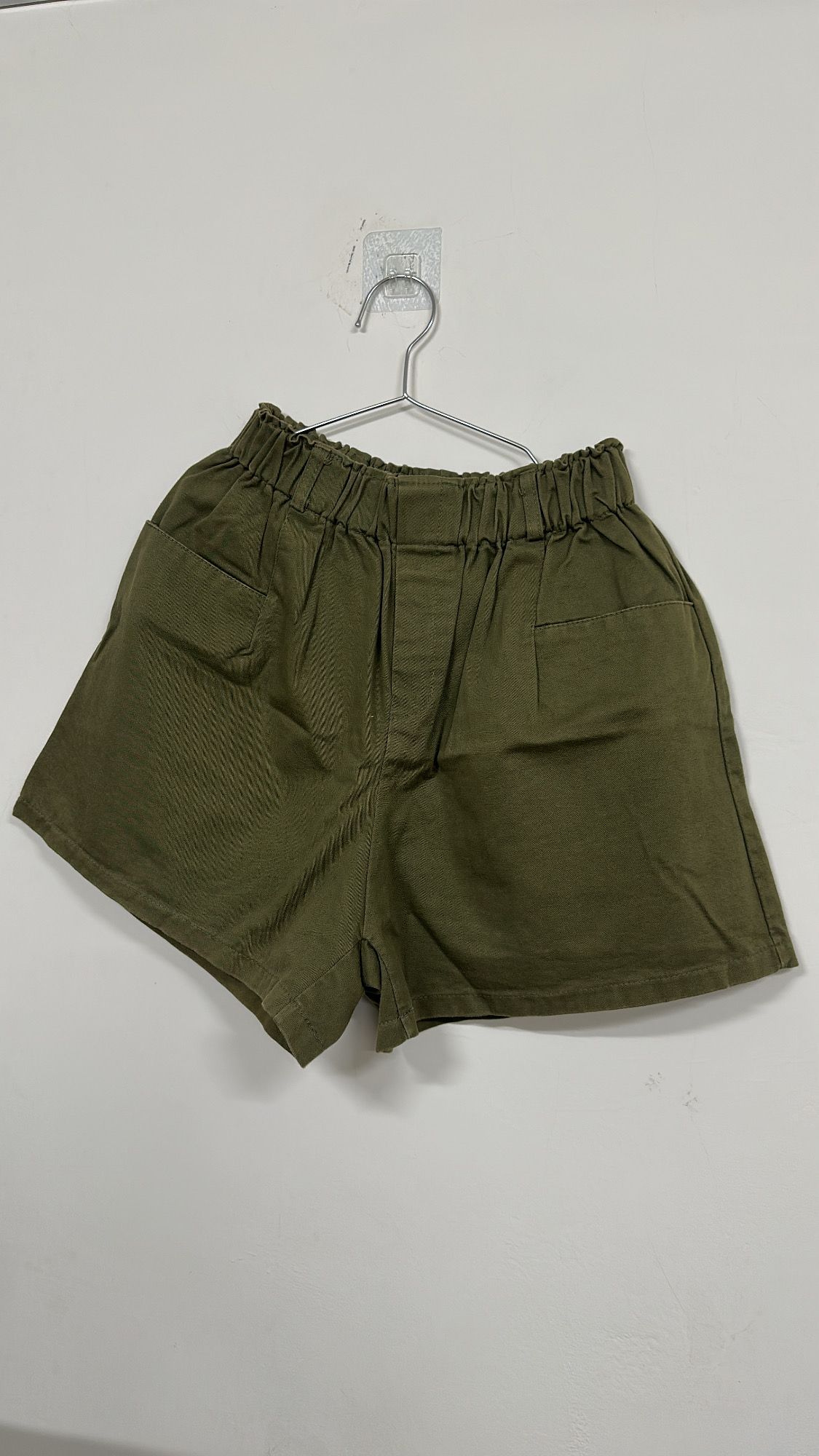 軍綠短褲 很修腿