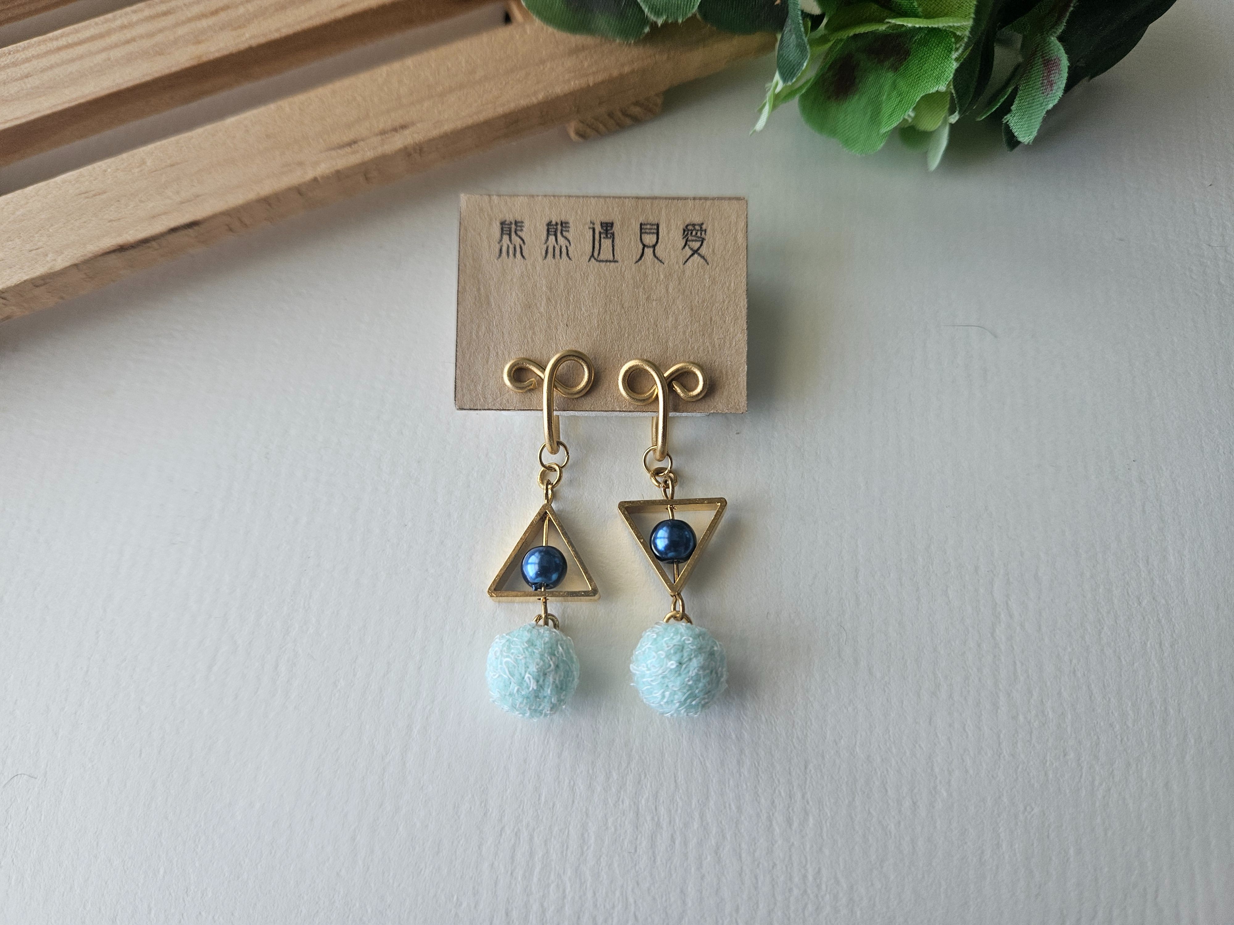 【三角遊戲】金框毛球款、果綠~無痛耳夾、夾式耳環、耳鉤