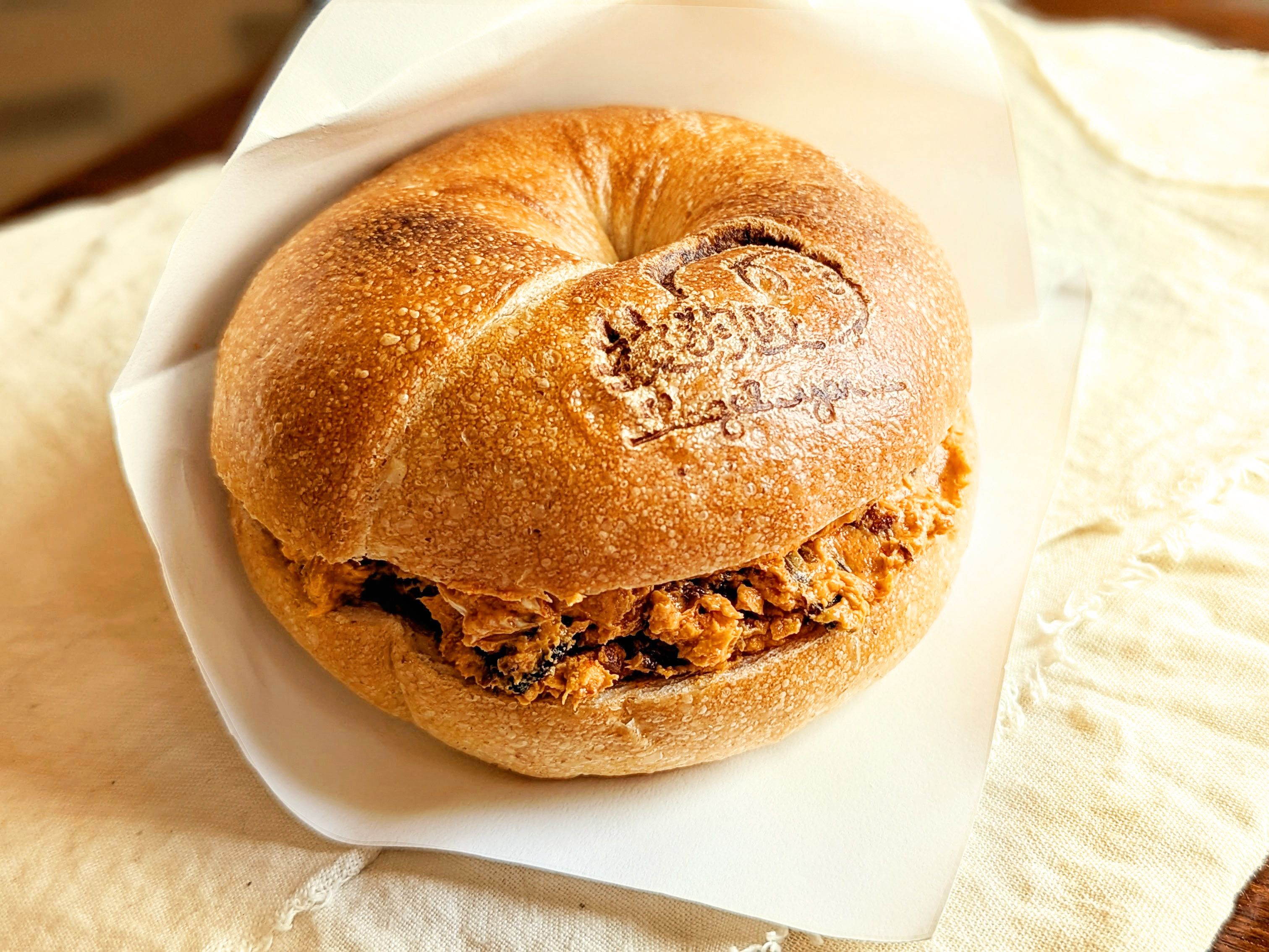 紅椒洋蔥培根 - 厚餡奶油乳酪夾心貝果