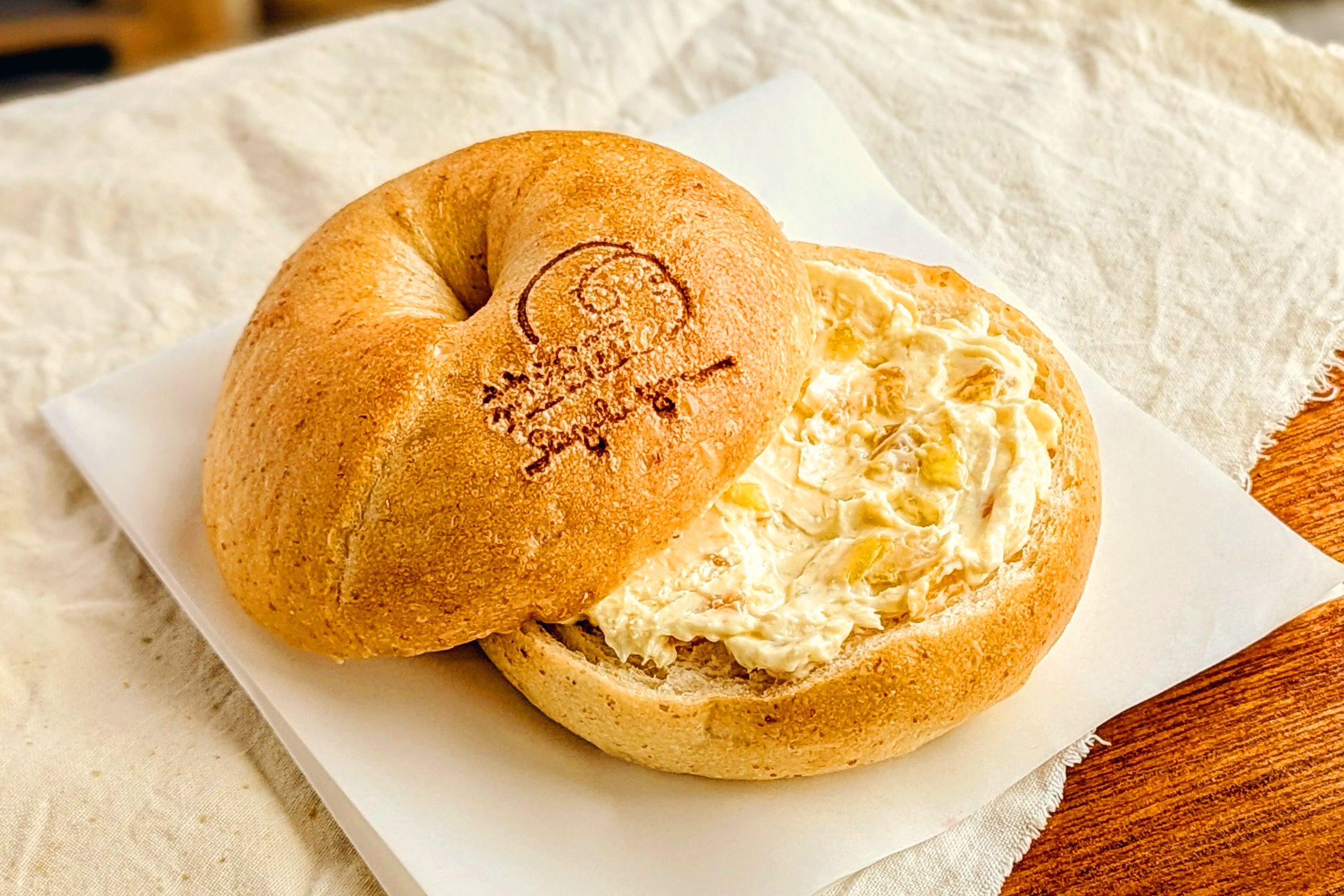 金鑽鳳梨 - 奶油乳酪夾心貝果