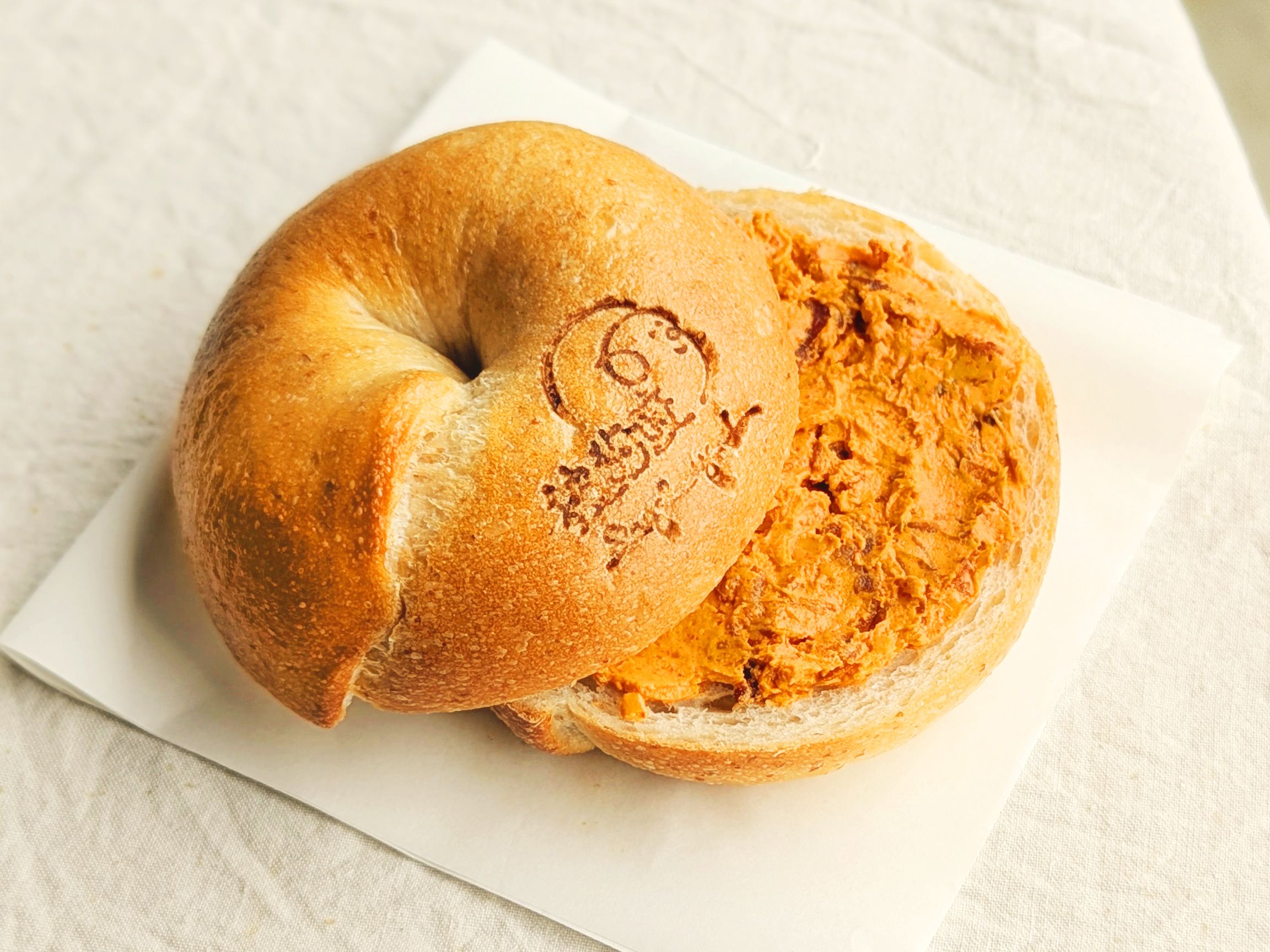 紅椒洋蔥培根-奶油乳酪夾心貝果