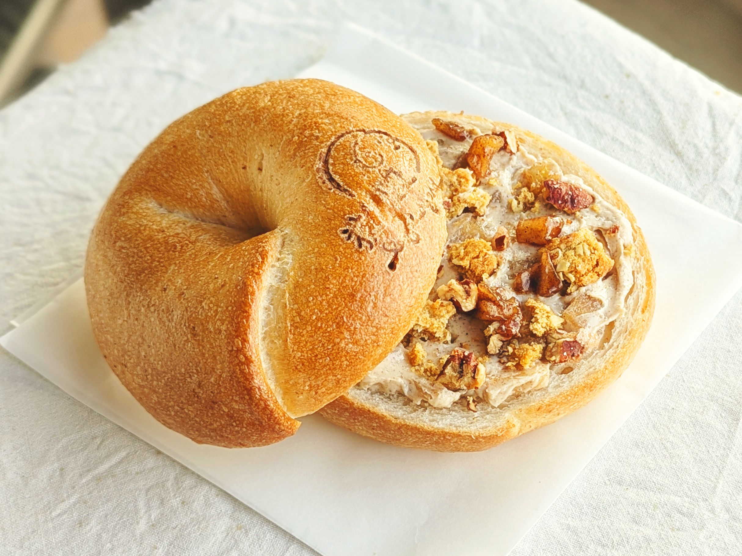 胡桃肉桂蘋果-奶油乳酪夾心貝果