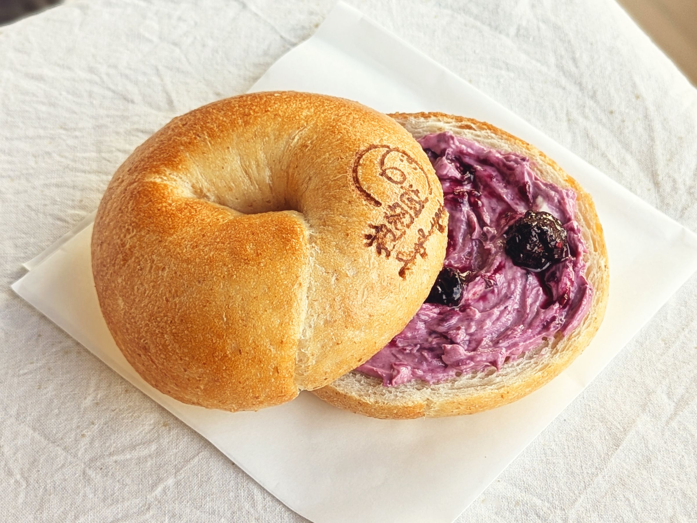 綜合莓果-奶油乳酪夾心貝果