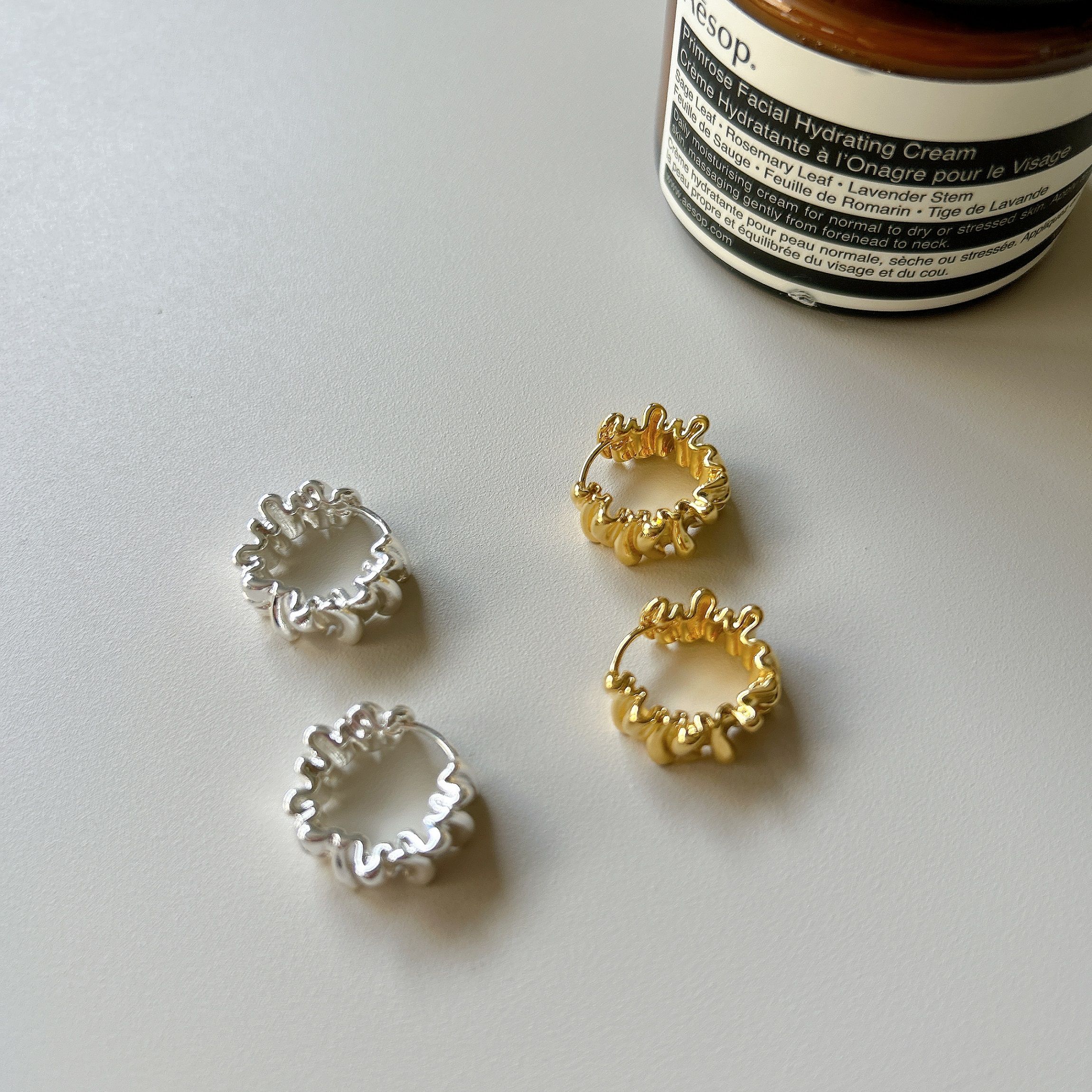 ＂韓國＂ 緞帶金屬造型 易扣式 耳環《Imprint Accessory 韓國飾品》