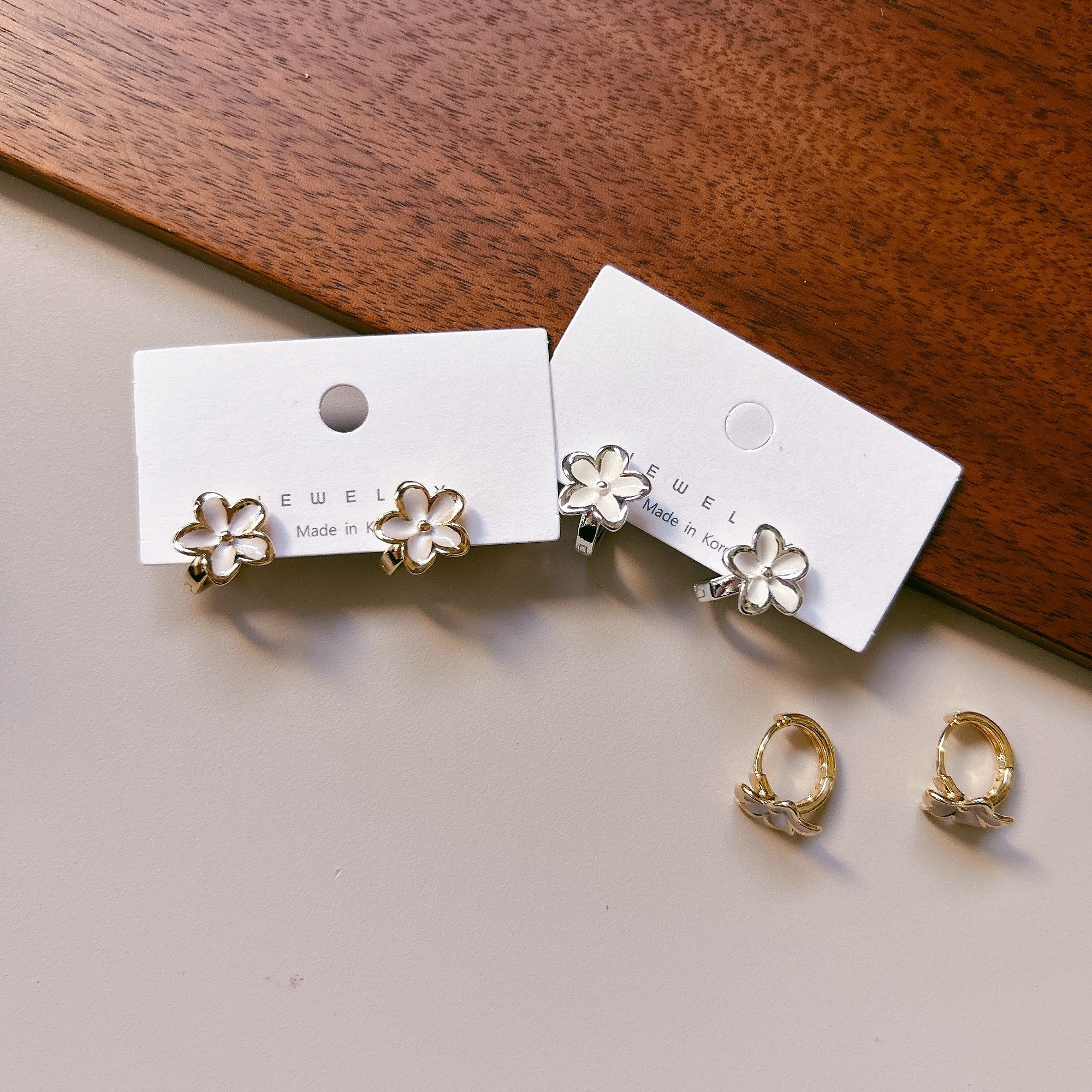 ＂韓國＂金邊銀邊小白花朵 易扣式耳環《Imprint Accessory 韓國飾品》