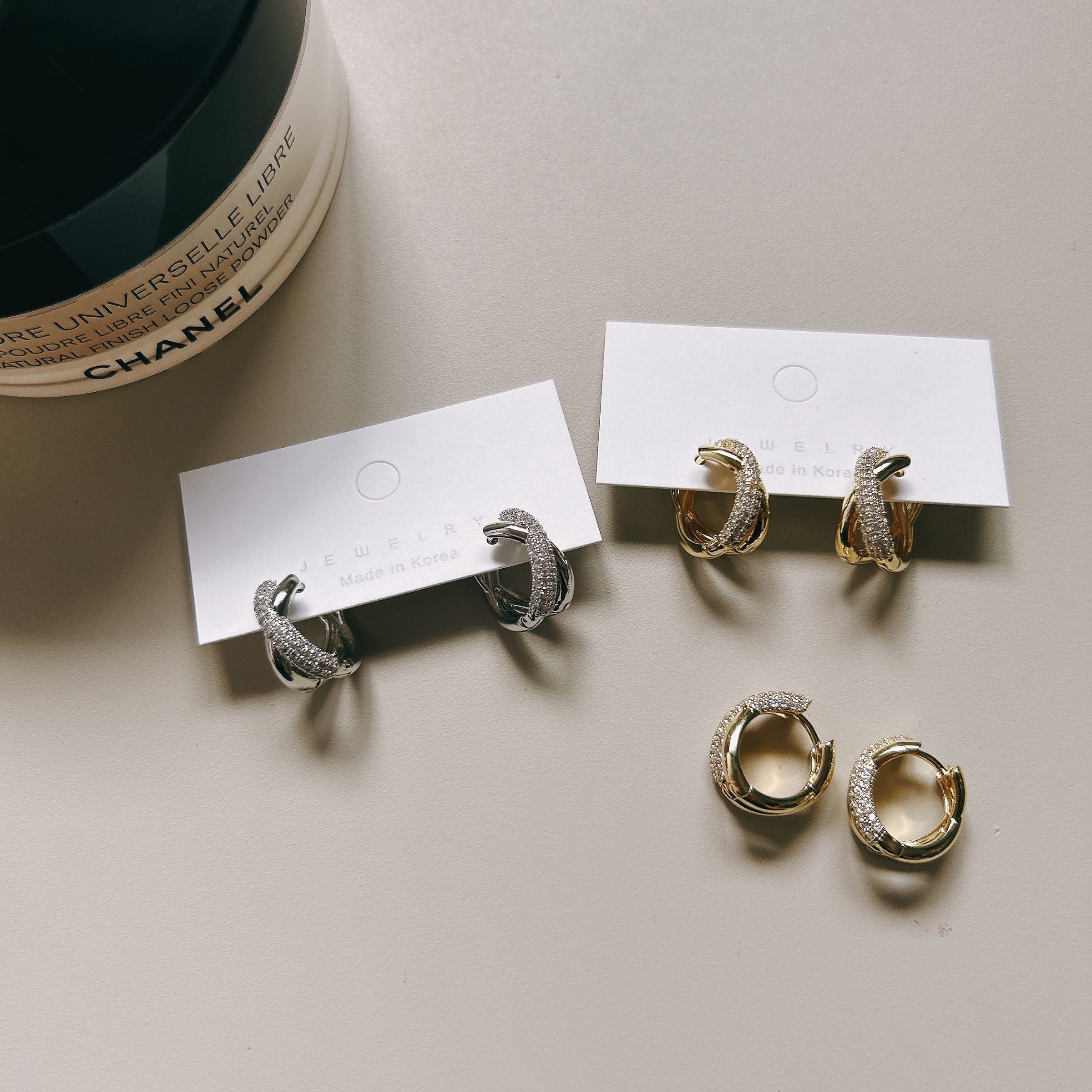 ＂韓國＂ 金色/銀色 鑲鑽交錯 圈圈耳環 易扣式耳環《Imprint Accessory 韓國飾品》