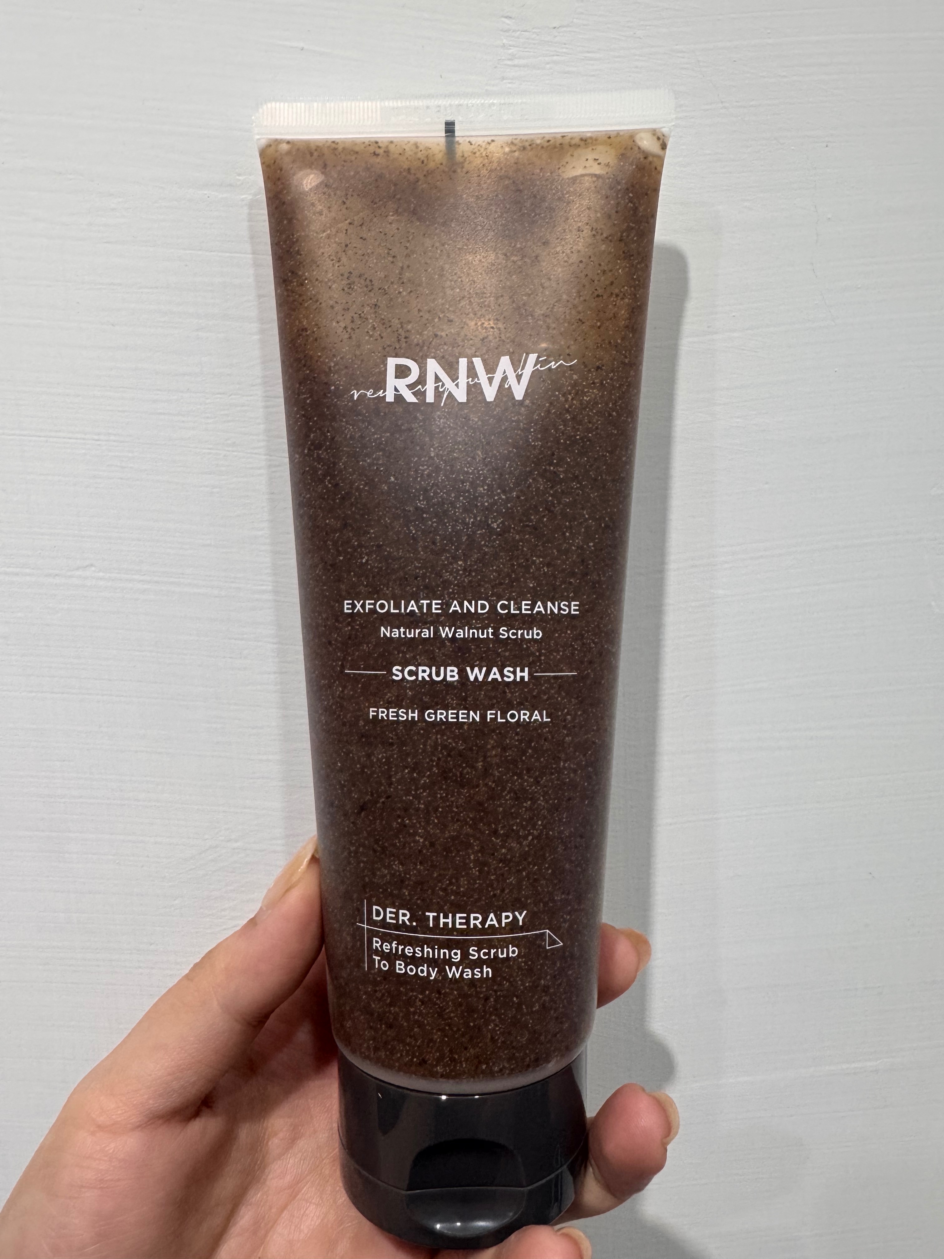 RNW Refreshing scrub to body wash 身體去角質海鹽磨砂膏（無外盒）
