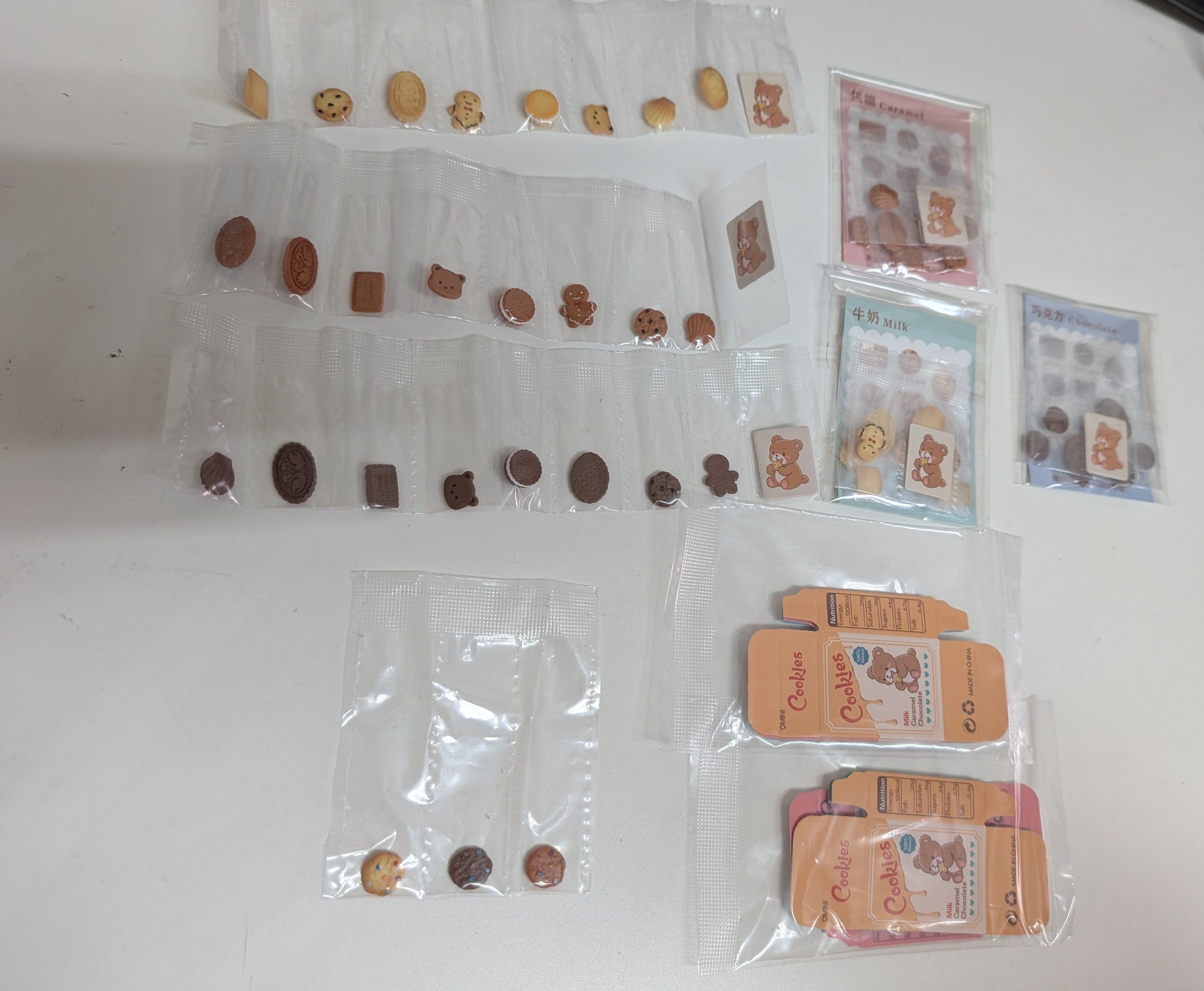 Qmini Toy如圖 有兩套餅乾