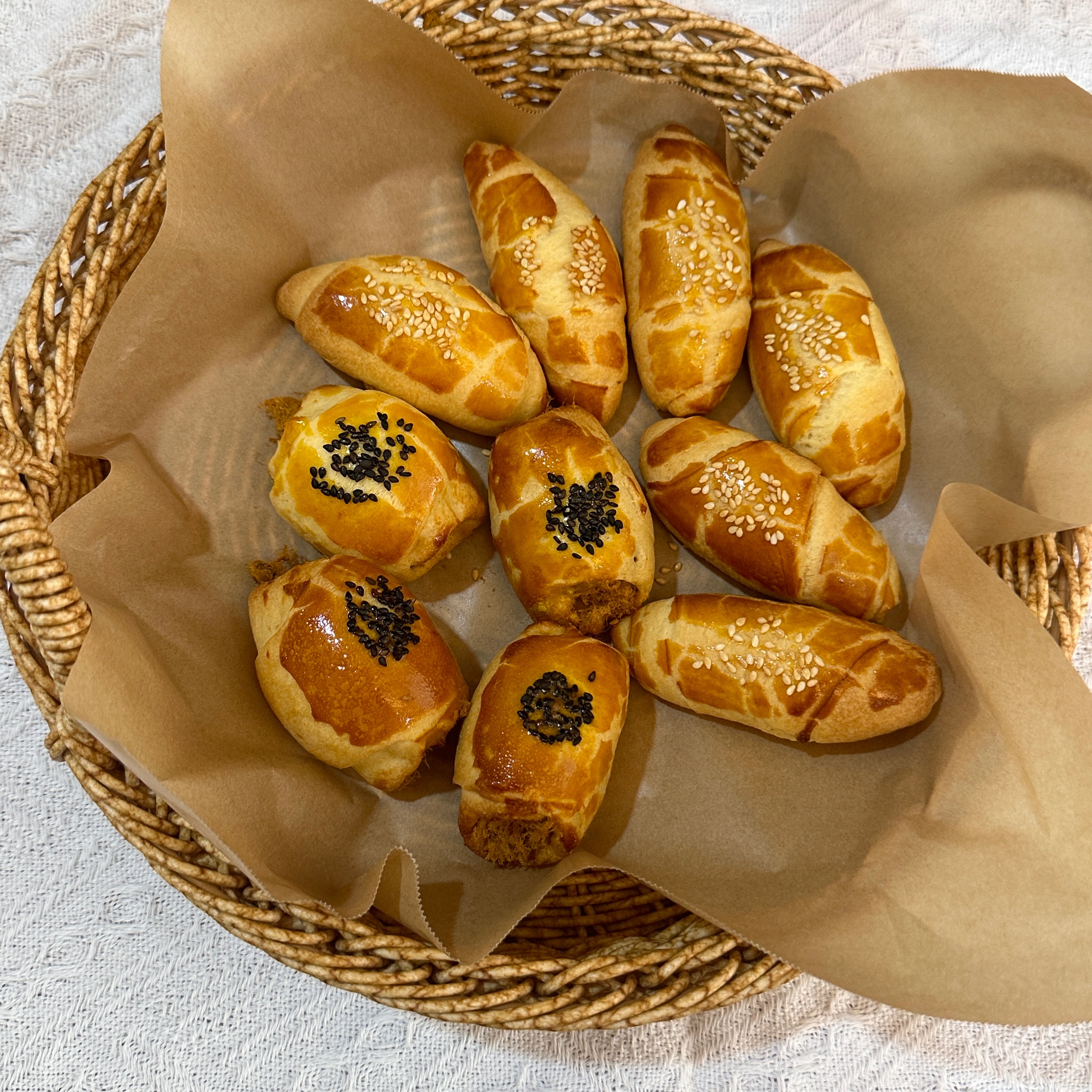 人手一包的牛角酥～有原味跟肉鬆口味！