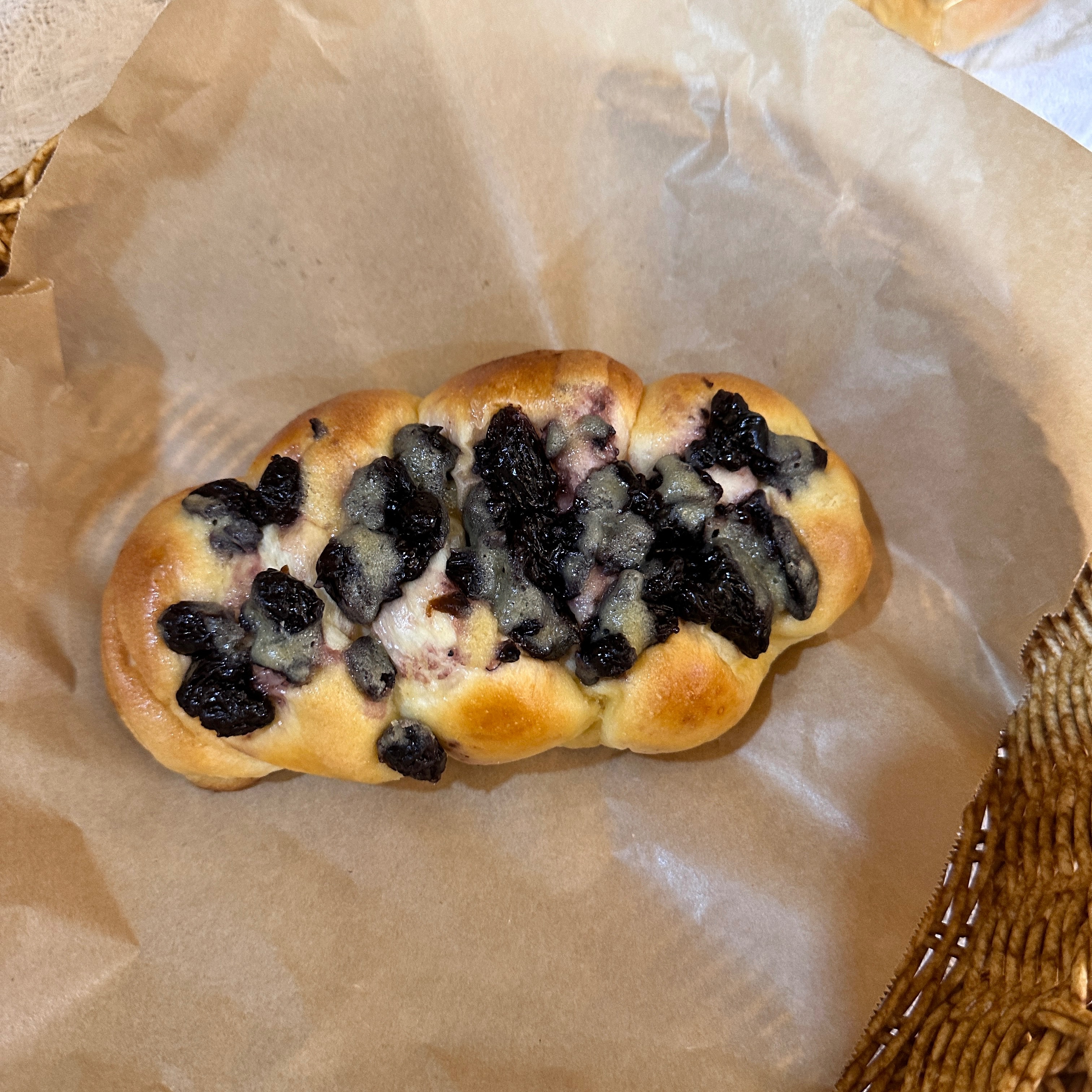 超多料的藍莓葡萄麵包！