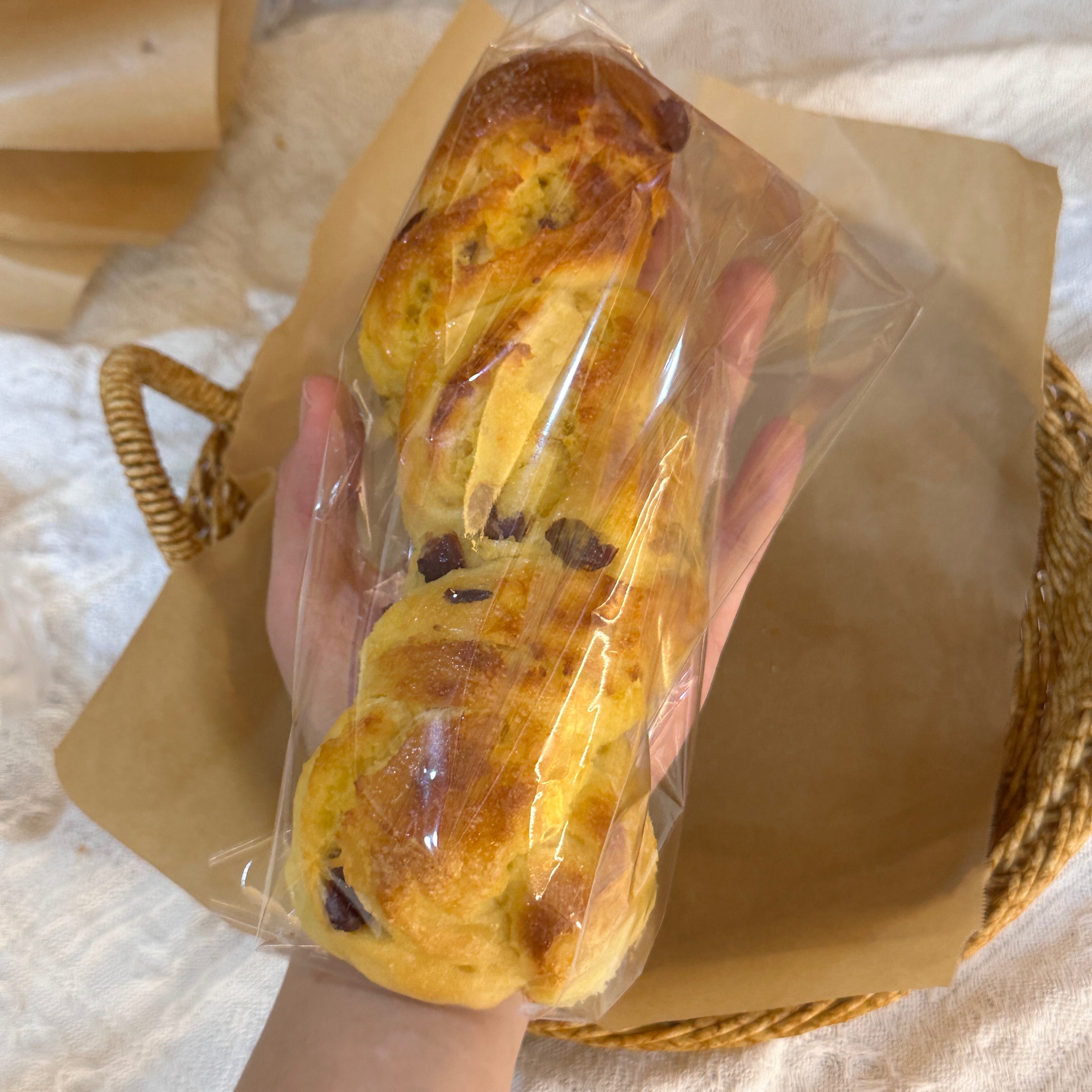 超級長的椰香莓果麵包🤩