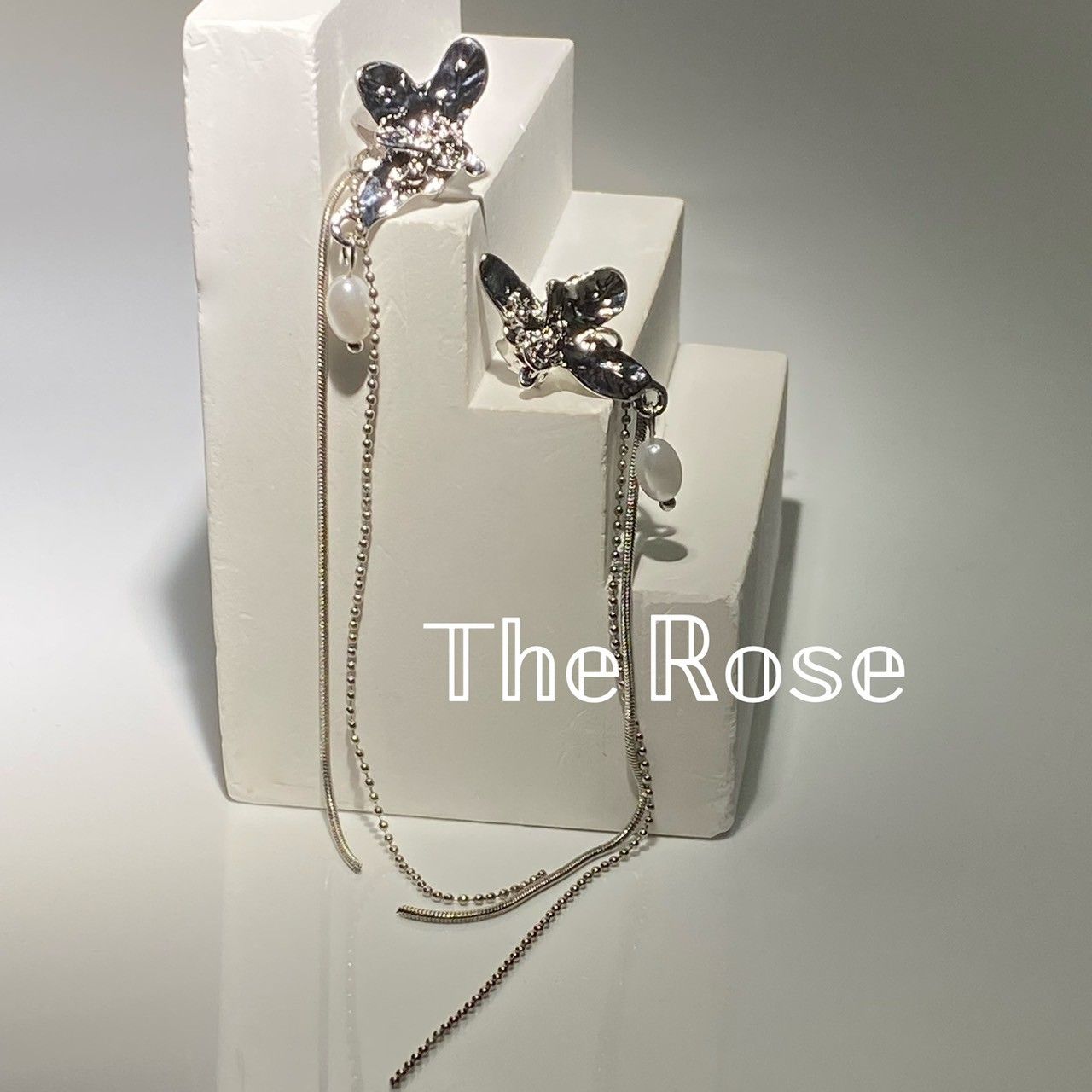 『Iris』耳骨夾 時尚鳶尾花造型珍珠流蘇耳骨夾 無耳洞 一對售氣質耳飾耳骨夾 流蘇耳環 E0153