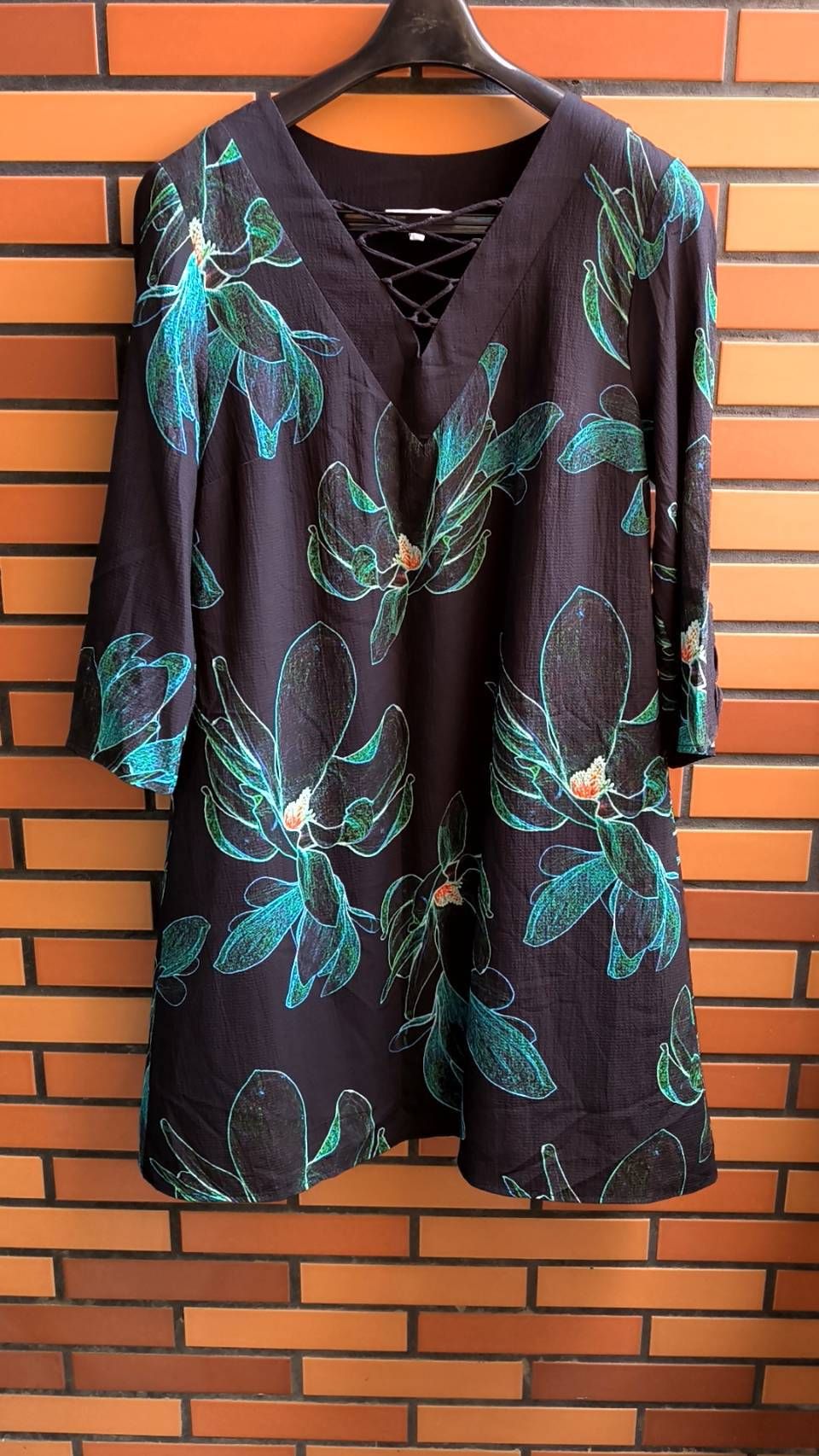 黑色V領綠花洋裝