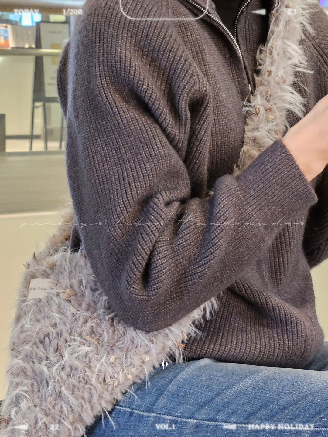 霧灰絨絨斜背包