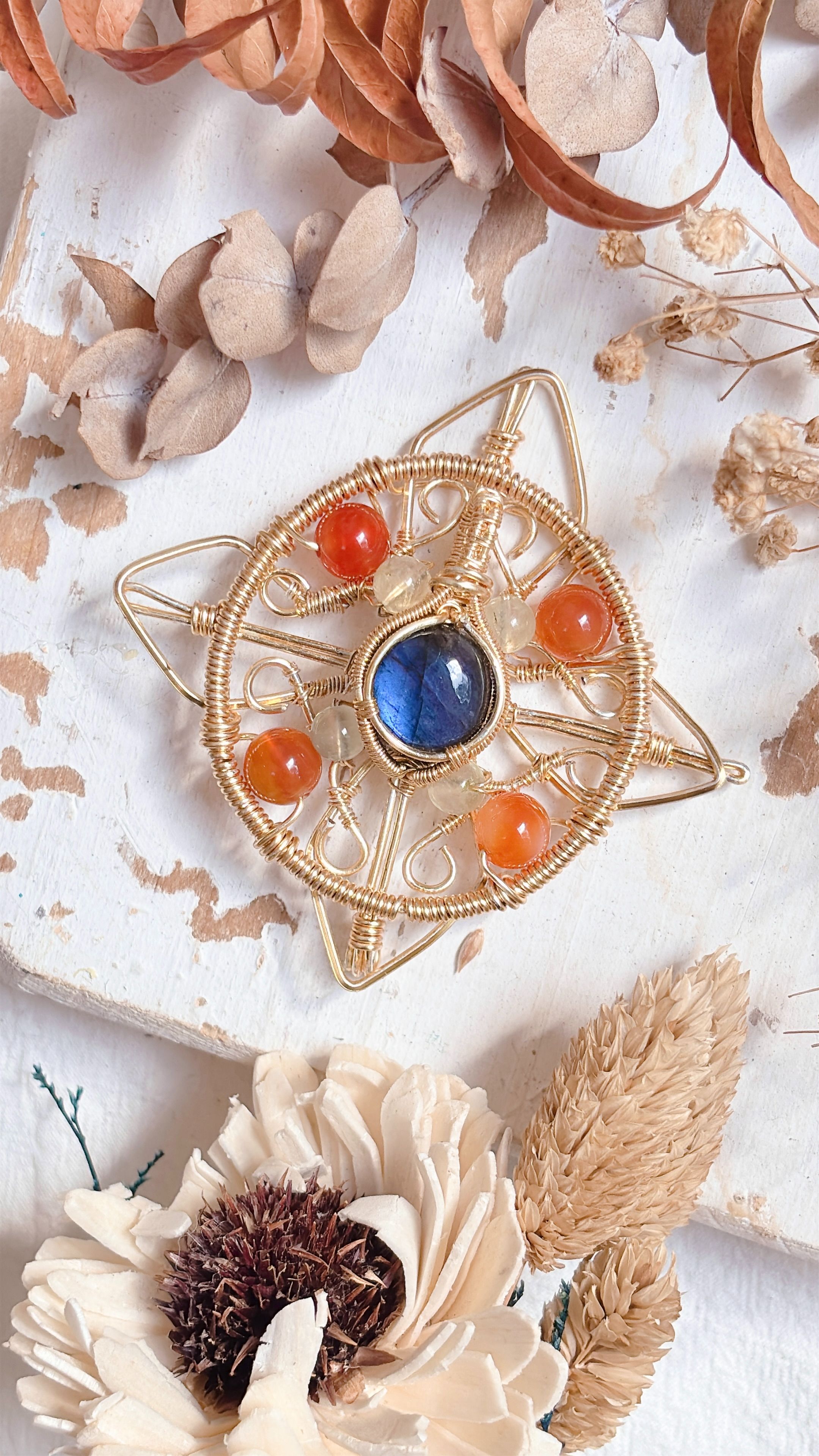 現貨。藝術銅線設計款項鍊（金線）