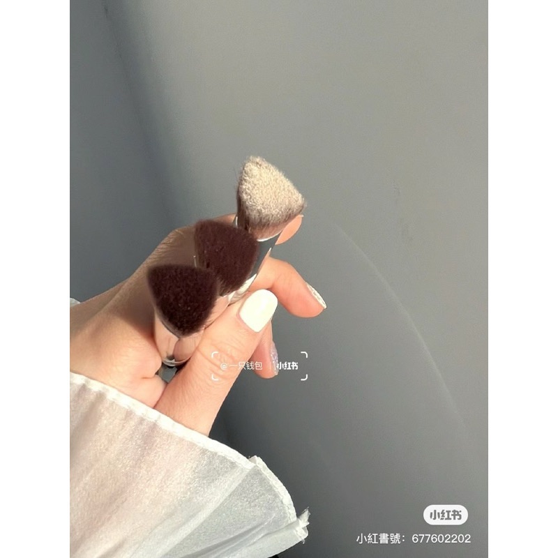 面中凹陷一定要試試❗️✨三角高光熨斗刷（提亮淚溝面中法令紋化妝刷遮瑕無刷痕）